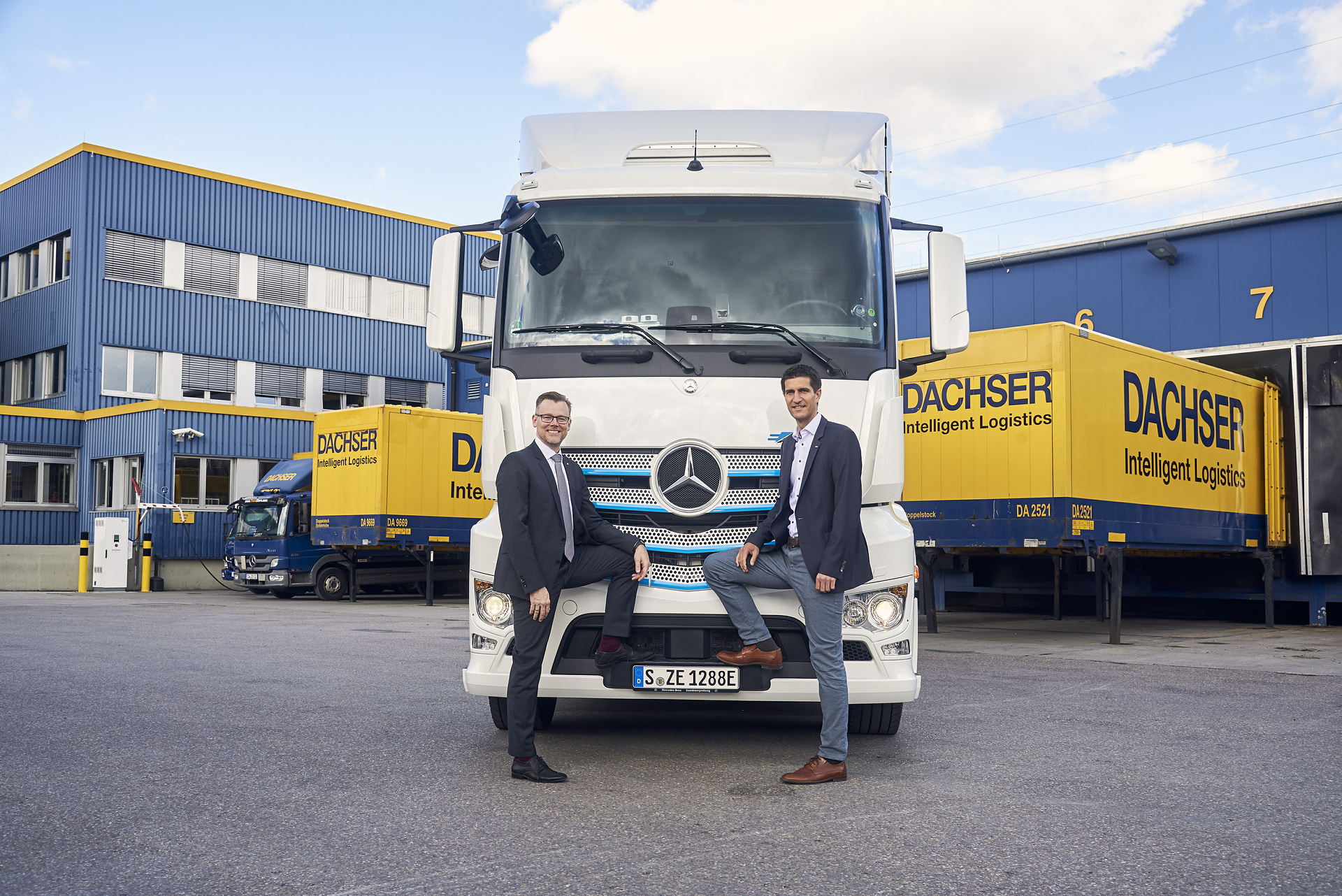 Martin Kehnen, Leiter CharterWay Rental & Großkundenmanagement Deutschland bei Mercedes-Benz Lkw (links), übergibt den vollelektrischen eActros an Markus Maurer, General Manager der Dachser-Niederlassung Kornwestheim Mercedes-Benz Trucks zieht Zwischenbilanz: Elektro-Lkw eActros seit über einem Jahr erfolgreich im Kundeneinsatz