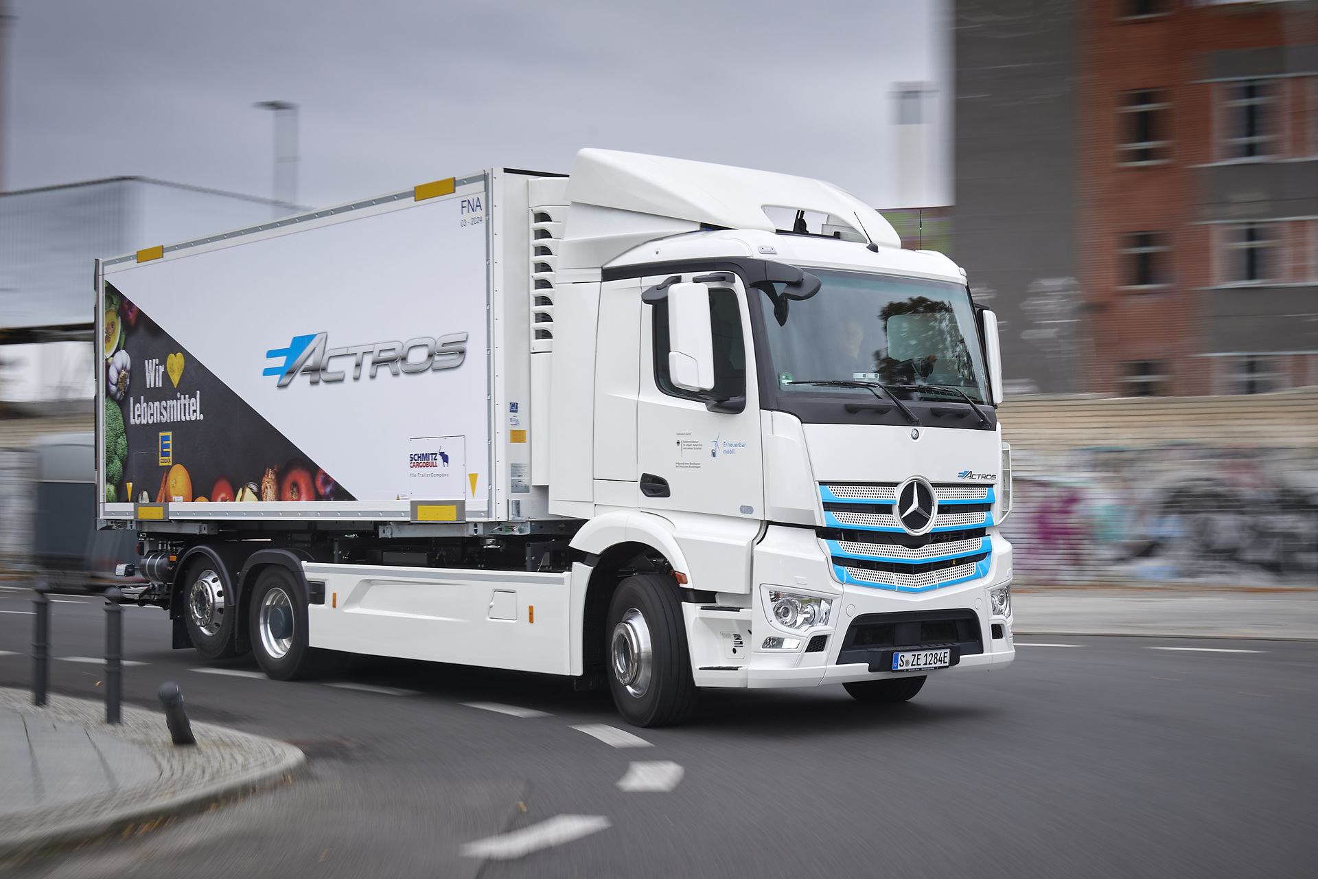 Mercedes-Benz Trucks zieht Zwischenbilanz: Elektro-Lkw eActros seit über einem Jahr erfolgreich im Kundeneinsatz Mercedes-Benz Trucks zieht Zwischenbilanz: Elektro-Lkw eActros seit über einem Jahr erfolgreich im Kundeneinsatz