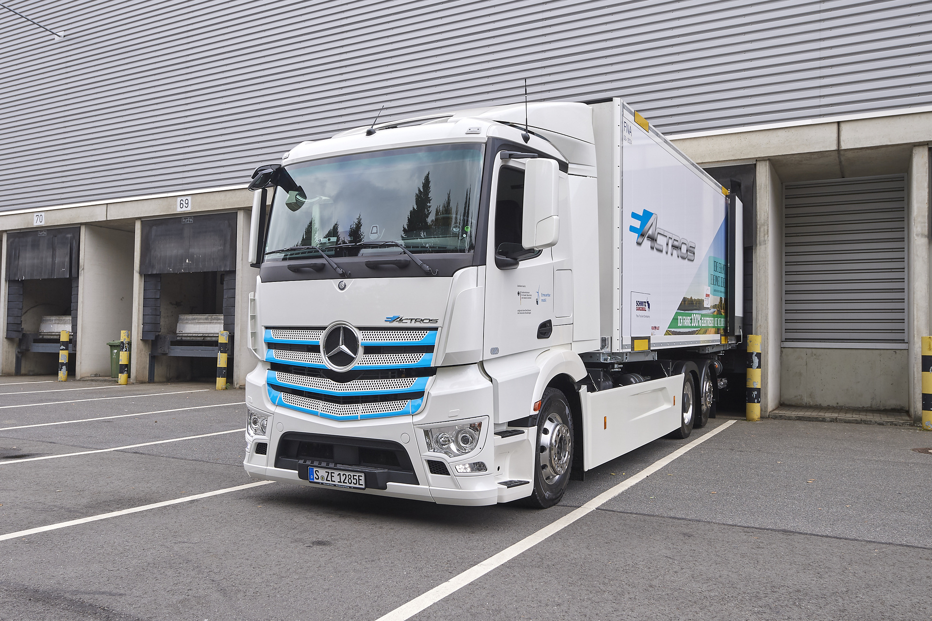Mercedes-Benz Trucks zieht Zwischenbilanz: Elektro-Lkw eActros seit über einem Jahr erfolgreich im Kundeneinsatz Mercedes-Benz Trucks zieht Zwischenbilanz: Elektro-Lkw eActros seit über einem Jahr erfolgreich im Kundeneinsatz