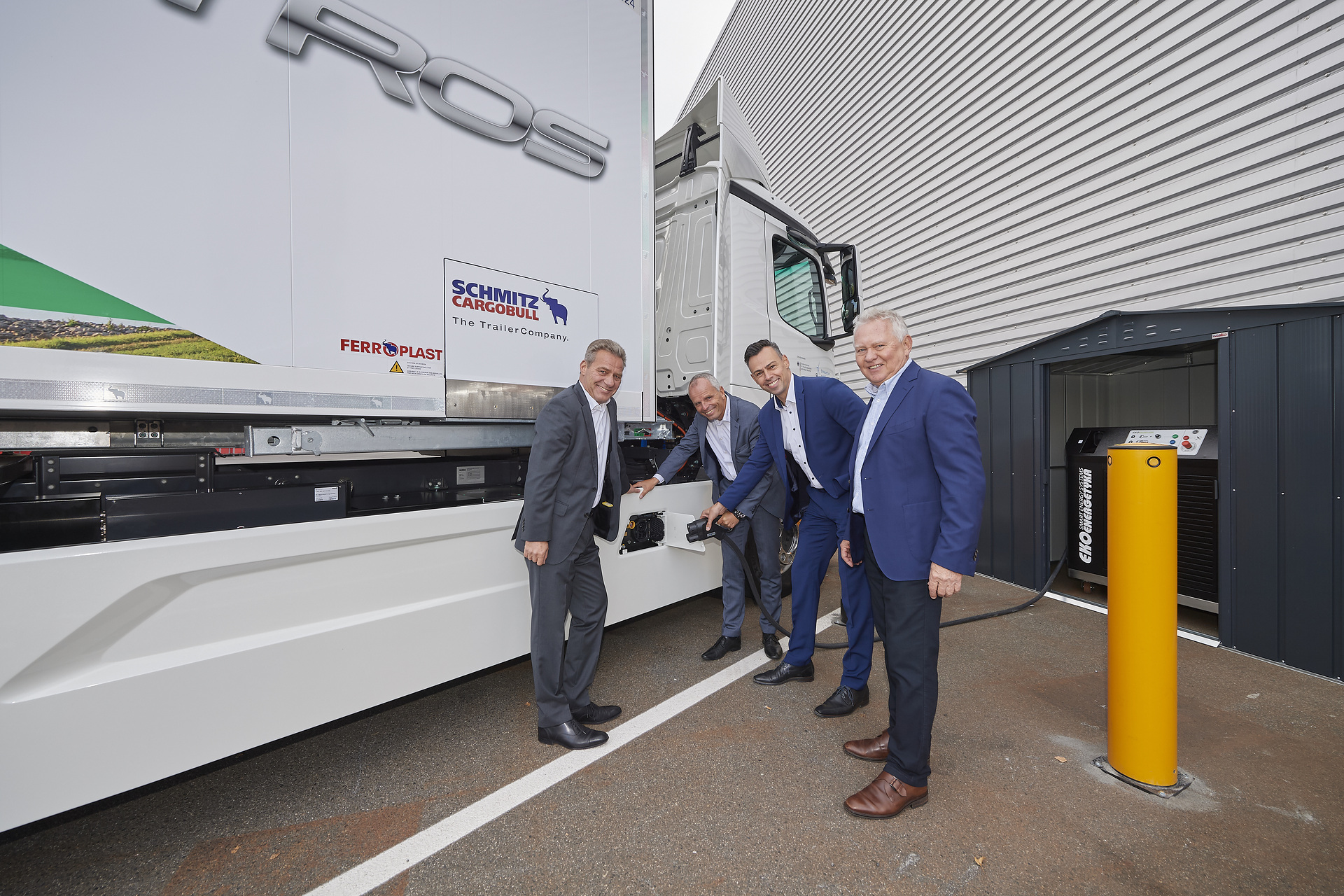 Bei der Übergabe des eActros der Innovationsflotte an Meyer-Logistik. Von links nach rechts: Rene Rudelt, Vertrieb Mercedes-Benz Trucks, Matthias Strehl, Geschäftsführer Meyer-Logistik, Thomas Schmitt, Key Account Manager für Großkunden Mercedes-Benz Trucks, und Heinz Meyer, geschäftsführender Gesellschafter Meyer-Logistik Mercedes-Benz Trucks zieht Zwischenbilanz: Elektro-Lkw eActros seit über einem Jahr erfolgreich im Kundeneinsatz