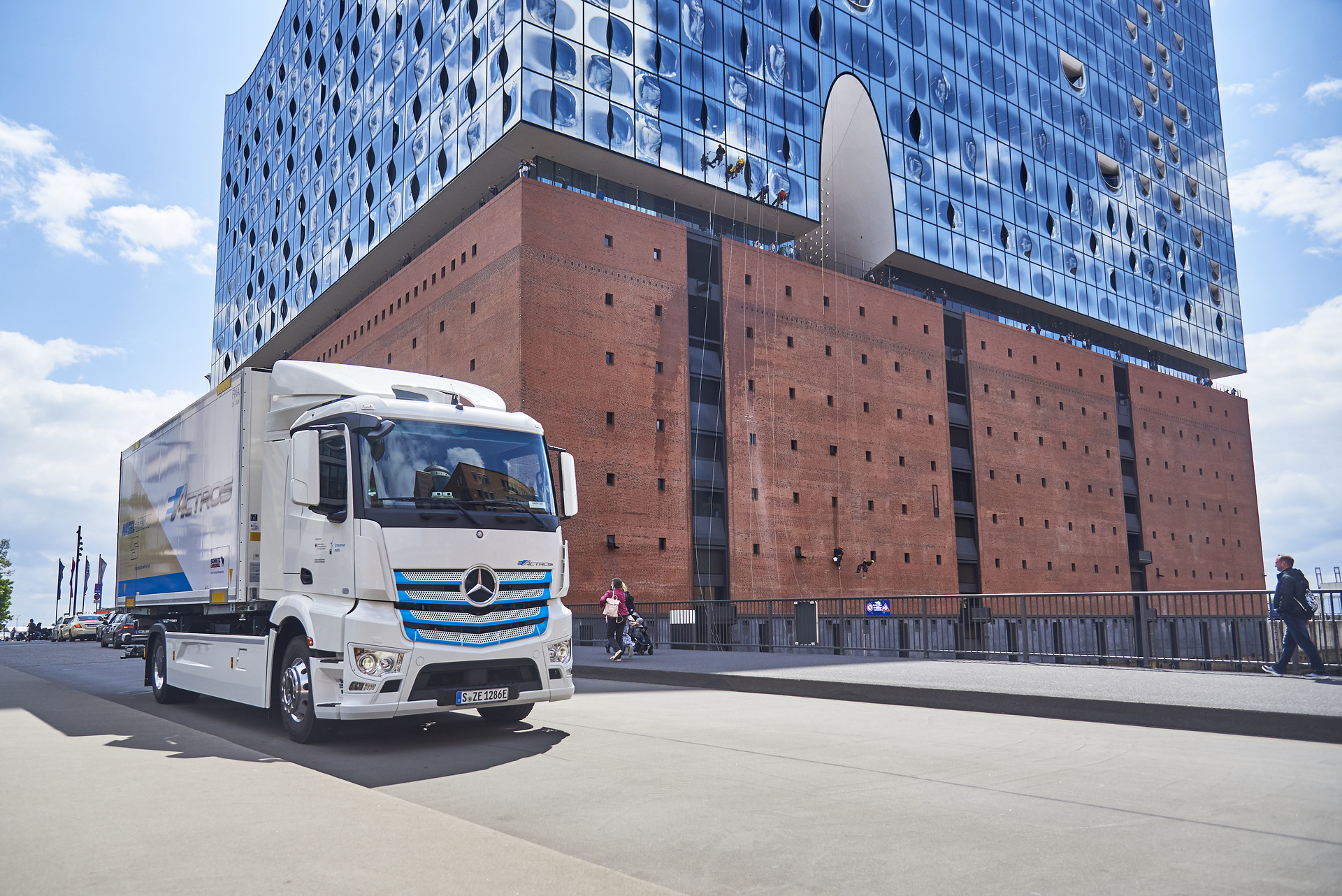 Mercedes-Benz Trucks zieht Zwischenbilanz: Elektro-Lkw eActros seit über einem Jahr erfolgreich im Kundeneinsatz Mercedes-Benz Trucks zieht Zwischenbilanz: Elektro-Lkw eActros seit über einem Jahr erfolgreich im Kundeneinsatz