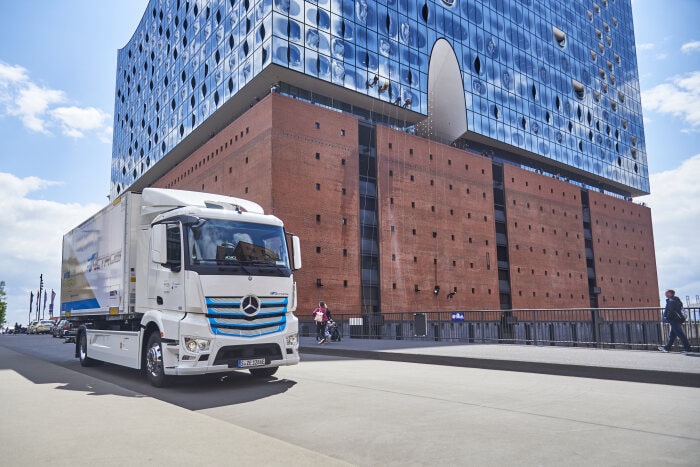 Mercedes-Benz Trucks zieht Zwischenbilanz: Elektro-Lkw eActros seit über einem Jahr erfolgreich im Kundeneinsatz