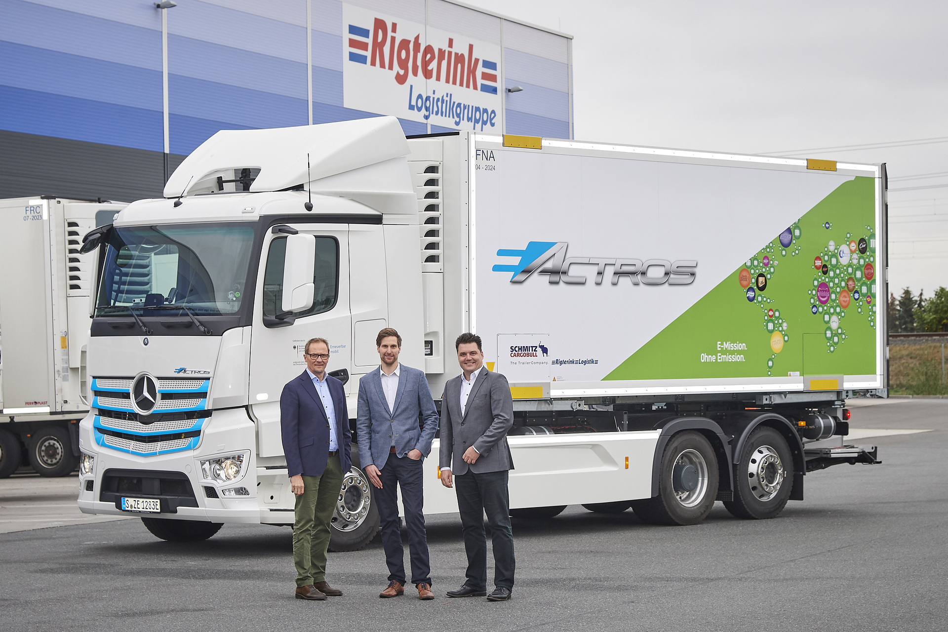 Bei der Übergabe des eActros an die Rigterink Logistikgruppe in Flörsheim/Main (von links nach rechts): Norbert Bökamp, Bereichsleiter Verkauf Nutzfahrzeuge bei der Beresa GmbH & Co. KG (Vertragshändler von Mercedes-Benz Trucks), Arne Rigterink, Geschäftsführer Rigterink Logistikgruppe, und Rico Claassen, Key Account Manager für Großkunden bei Mercedes-Benz Trucks. Mercedes-Benz Trucks zieht Zwischenbilanz: Elektro-Lkw eActros seit über einem Jahr erfolgreich im Kundeneinsatz
