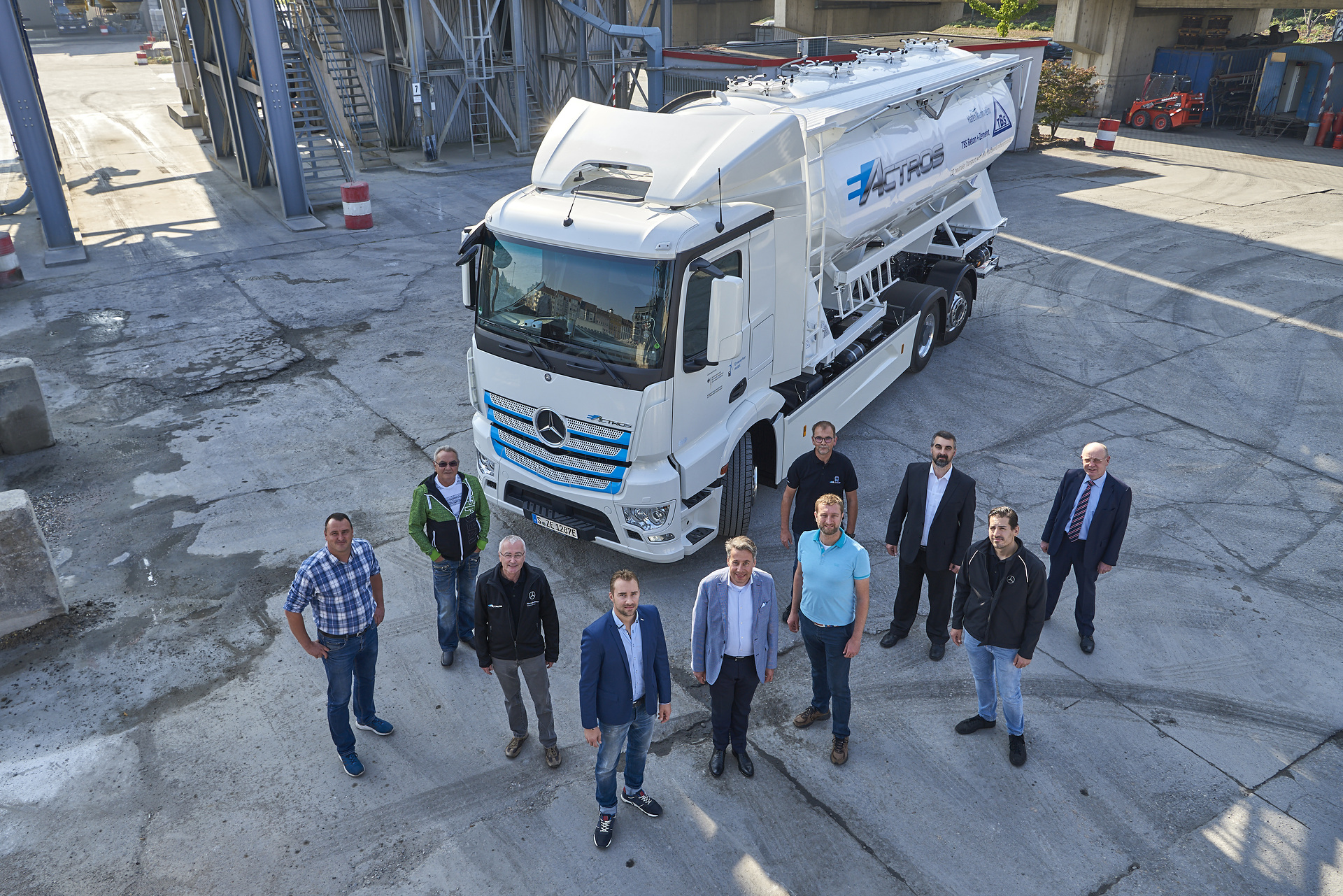 Praxistest des eActros startet in Mannheim: Mercedes-Benz Trucks übergibt Elektro-Lkw an TBS. von links nach rechts: 1.Volker Beer, Werkleiter Technik, TBS Transportbeton, 2.Stephan Werner, Fahrer eActros, TBS Transportbeton, 3.Claus Grimm, Vorentwicklung eActros, Daimler AG, 4.Kai Dauenhauer, Werksleiter Vertrieb, TBS Transportbeton, 6.Joachim Gilles, Geschäftsführer, TBS Transportbeton, 7.Günther Schieder, Fahrzeugbetreuer eActros, Daimler AG, 8.Steffen Maier, Leiter Kundenfahrerprobung, Daimler AG Mercedes-Benz Trucks zieht Zwischenbilanz: Elektro-Lkw eActros seit über einem Jahr erfolgreich im Kundeneinsatz