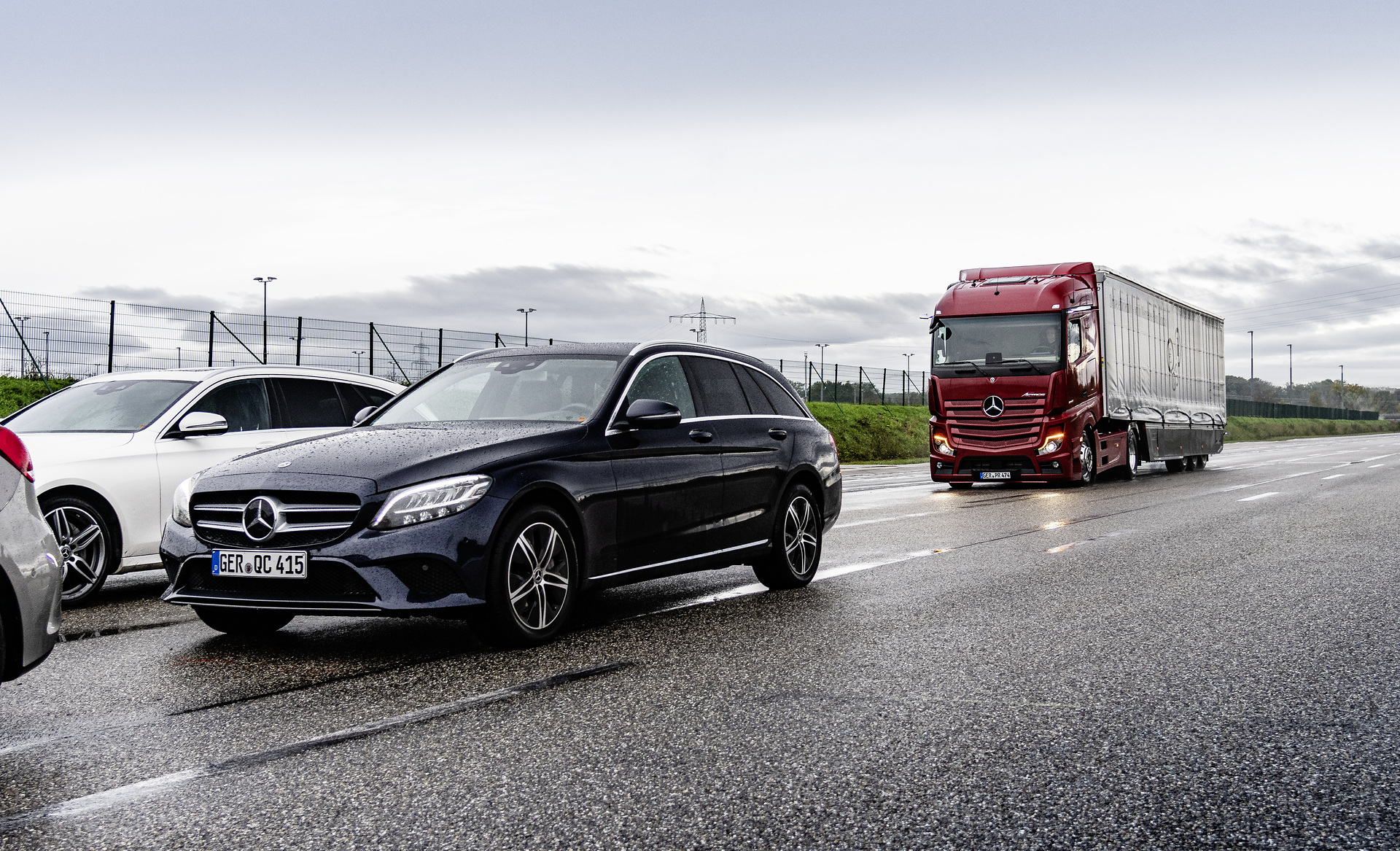 Mercedes-Benz Actros 1846 LS 4x2, Exterieur, antikrot metallic, OM 470 Euro VI mit 335 kW (455 PS), 10,7 L Hubraum, 12-Gang Mercedes PowerShift 3, Active Brake Assist 5, Abstandshalte-Assistent, Verkehrszeichen-Assistent und Abbiege-Assistent, Spurhalte-Assistent, Stabilitätsregel-Assistent, Aufmerksamkeits-Assistent, Active Drive Assist, MirrorCam, Predictive Powertrain Control, BiXenon-Scheinwerfer Mercedes-Benz Actros 1846 LS 4x2