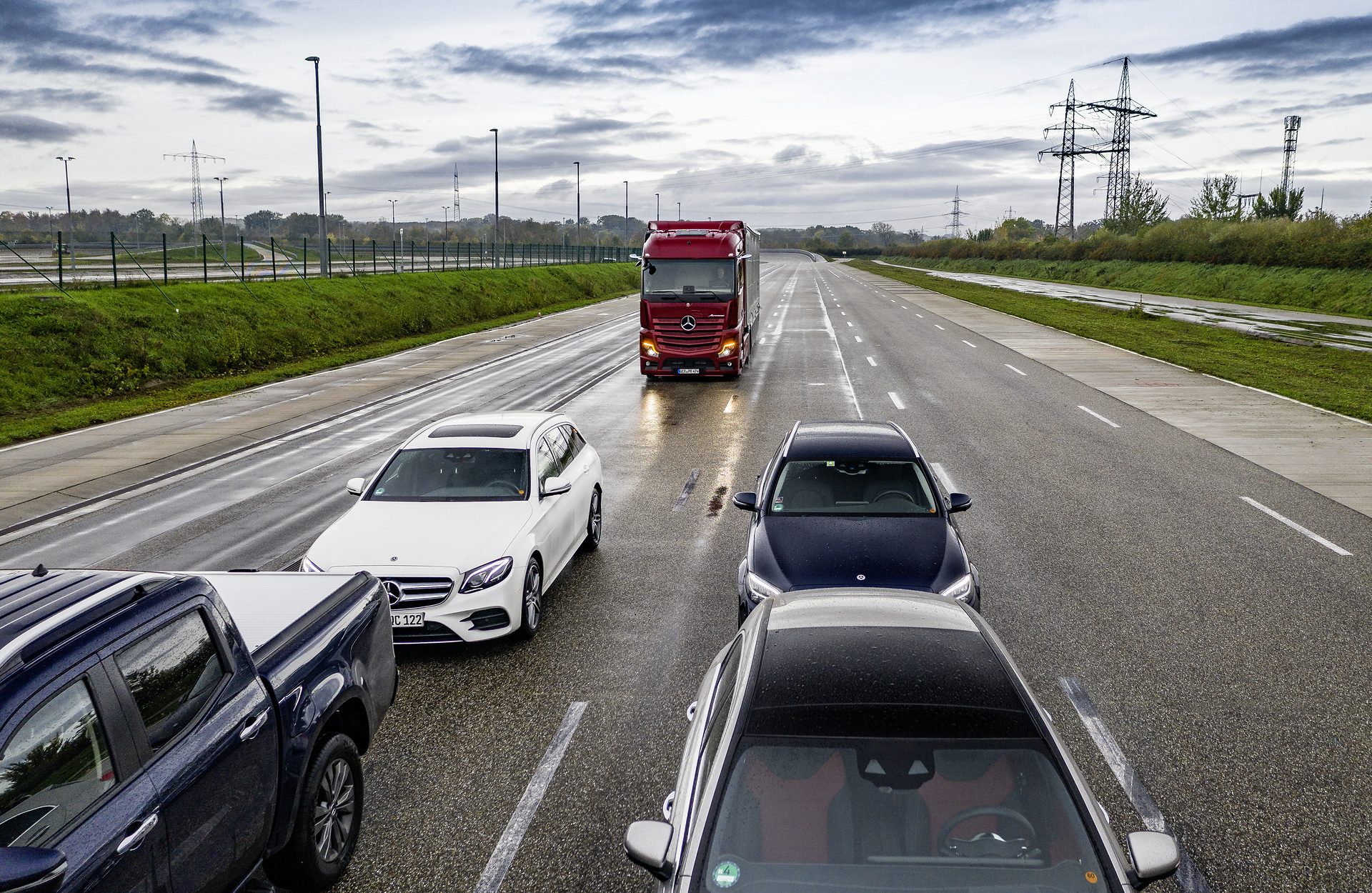 Der neue Mercedes-Benz Actros zeigt, welches Sicherheitsniveau heute auf der Straße möglich ist. Der Active Brake Assist 5 ist ab Januar 2020 europaweit serienmäßig im neuen Actros. Mercedes-Benz Actros 1846 LS 4x2