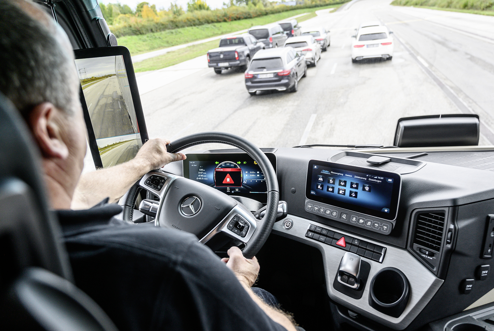 Mercedes-Benz Actros 1846 LS 4x2, Interieur, L-Fahrerhaus, StreamSpace, OM 470 Euro VI mit 335 kW (455 PS), 10,7 L Hubraum, 12-Gang Mercedes PowerShift 3, Active Brake Assist 5, Abstandshalte-Assistent, Verkehrszeichen-Assistent und Abbiege-Assistent, Spurhalte-Assistent, Stabilitätsregel-Assistent, Aufmerksamkeits-Assistent, Active Drive Assist, MirrorCam, Multimedia Cockpit interactive, Predictive Powertrain Control, BiXenon-Scheinwerfer Mercedes-Benz Actros 1846 LS 4x2