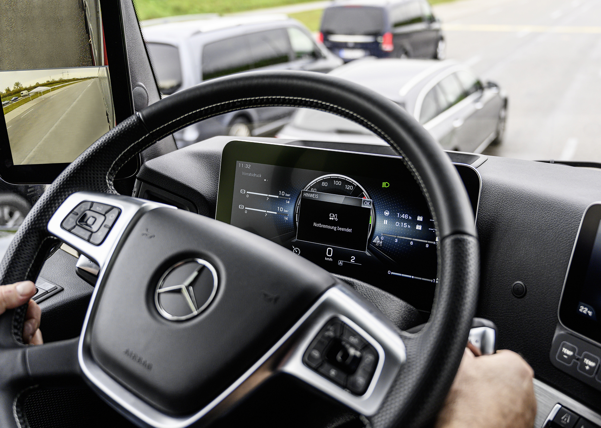 Mercedes-Benz Actros 1846 LS 4x2, Interieur, L-Fahrerhaus, StreamSpace, OM 470 Euro VI mit 335 kW (455 PS), 10,7 L Hubraum, 12-Gang Mercedes PowerShift 3, Active Brake Assist 5, Abstandshalte-Assistent, Verkehrszeichen-Assistent und Abbiege-Assistent, Spurhalte-Assistent, Stabilitätsregel-Assistent, Aufmerksamkeits-Assistent, Active Drive Assist, MirrorCam, Multimedia Cockpit interactive, Predictive Powertrain Control, BiXenon-Scheinwerfer Mercedes-Benz Actros 1846 LS 4x2
