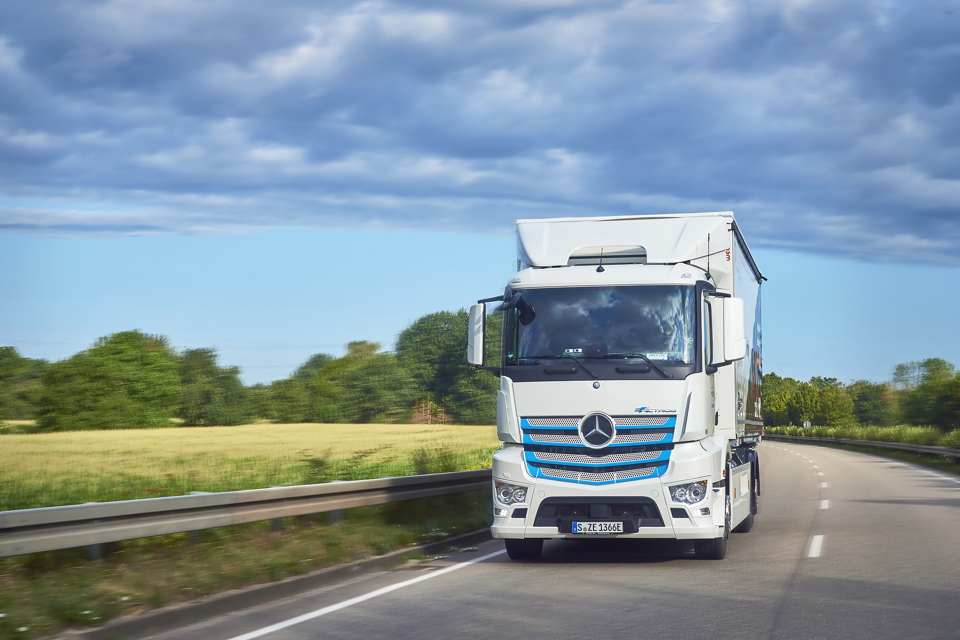 Der eActros im Kundeneinsatz Daimler Trucks: E-Mobility Group lanciert umfassendes Ökosystem für den Einstieg in die E-Mobilität