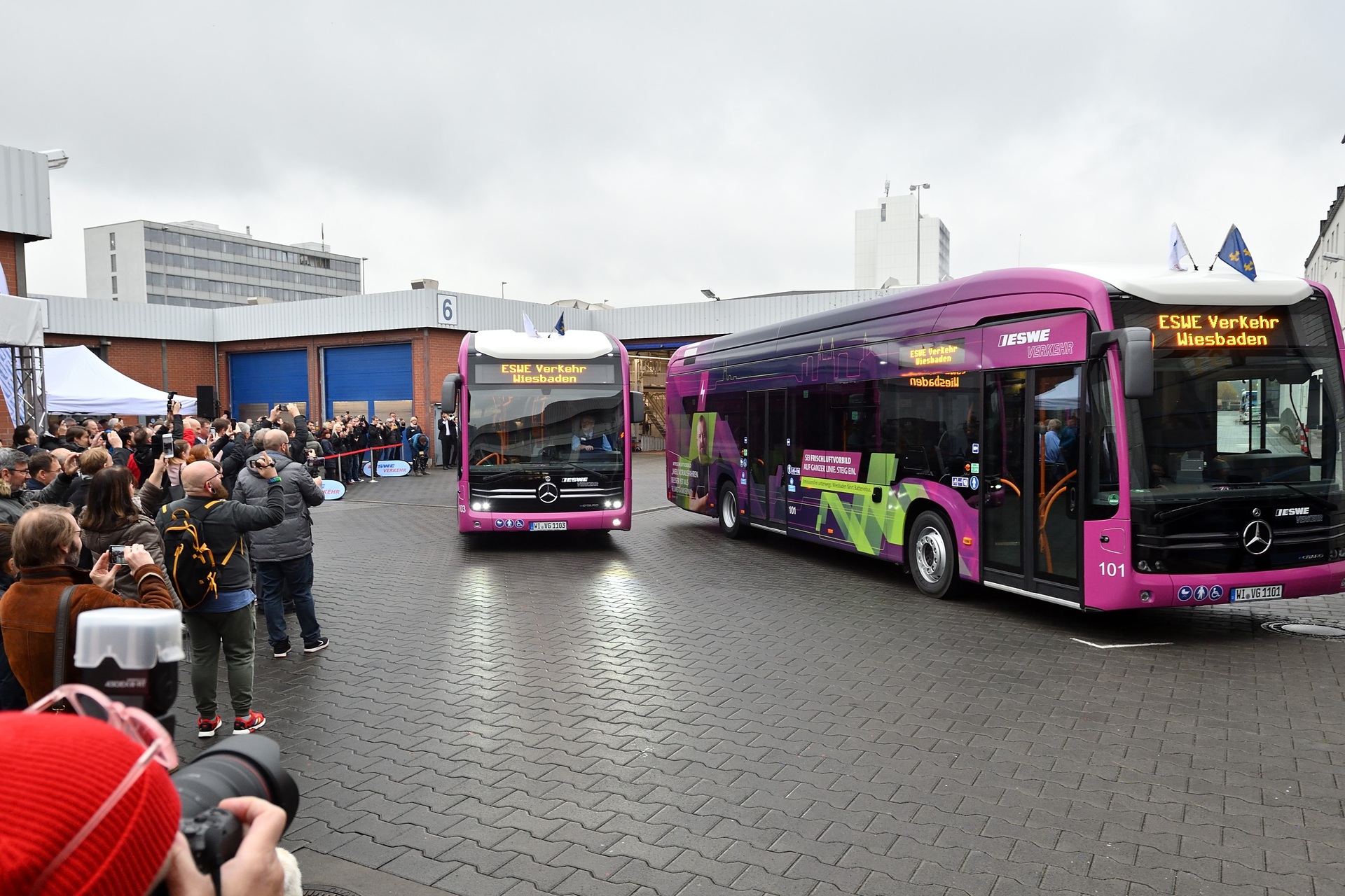Die ersten vollelektrischen Stadtbusse Mercedes-Benz eCitaro wurden am heutigen 18. November 2019 an ESWE Verkehrsgesellschaft mbH (kurz ESWE Verkehr) in Wiesbaden übergeben. Die Fahrzeuge sind Teil des Großauftrags über 56 bestellte Einheiten des batteriebetriebenen Stadtbusses, der in Mannheim serienmäßig produziert wird. Mercedes-Benz eCitaro: Wiesbaden nimmt erste Elektrobusse in Betrieb