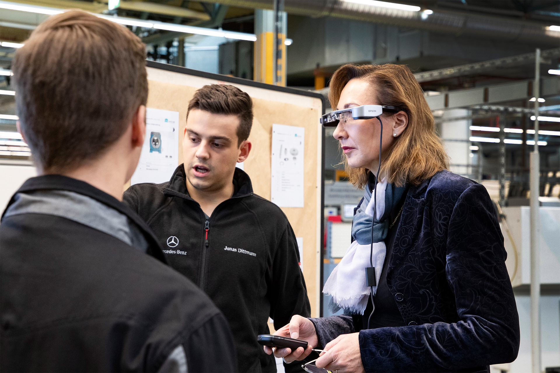 Daimler Vorstand Renata Jungo Brüngger, Mitglied des Vorstands der Daimler AG und Mercedes-Benz AG verantwortlich für Integrität und Recht, begrüßt neue Auszubildende und duale Studenten im Mercedes-Benz Werk Gaggenau Daimler Vorstand Renata Jungo Brüngger begrüßt neue Auszubildende und duale Studenten im Werk Gaggenau