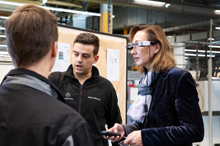 Daimler Vorstand Renata Jungo Brüngger begrüßt neue Auszubildende und duale Studenten im Werk Gaggenau