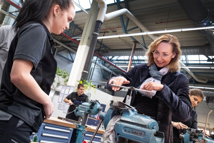 Daimler Vorstand Renata Jungo Brüngger begrüßt neue Auszubildende und duale Studenten im Werk Gaggenau