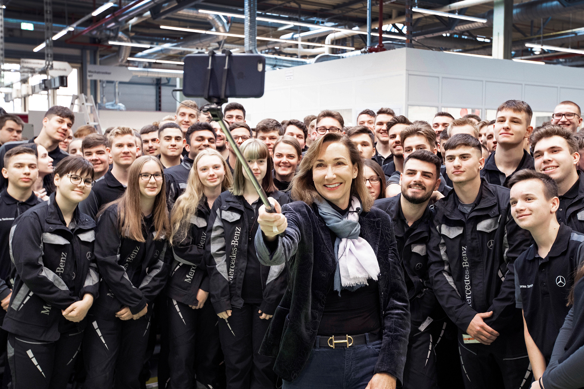 Daimler Vorstand Renata Jungo Brüngger, Mitglied des Vorstands der Daimler AG und Mercedes-Benz AG verantwortlich für Integrität und Recht, begrüßt neue Auszubildende und duale Studenten im Mercedes-Benz Werk Gaggenau Daimler Vorstand Renata Jungo Brüngger begrüßt neue Auszubildende und duale Studenten im Werk Gaggenau