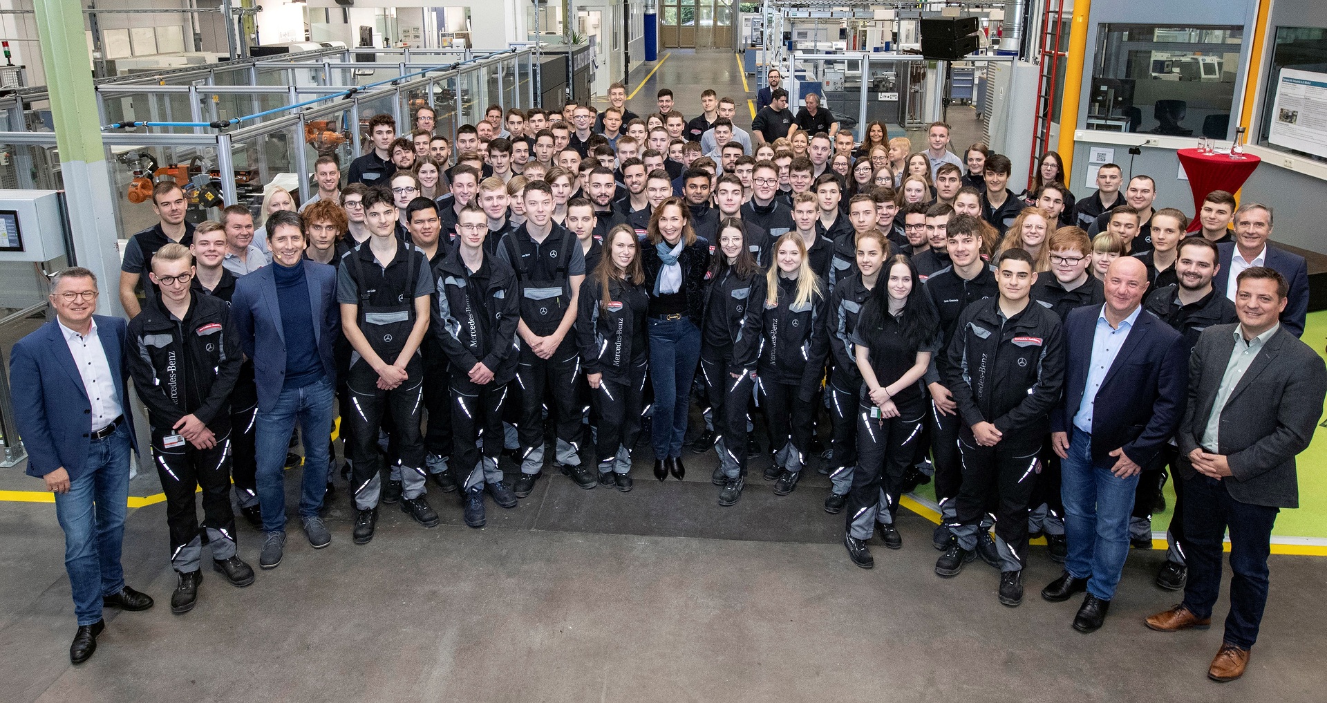 Daimler Vorstand Renata Jungo Brüngger begrüßt neue Auszubildende und duale Studenten im Werk Gaggenau Daimler Vorstand Renata Jungo Brüngger begrüßt