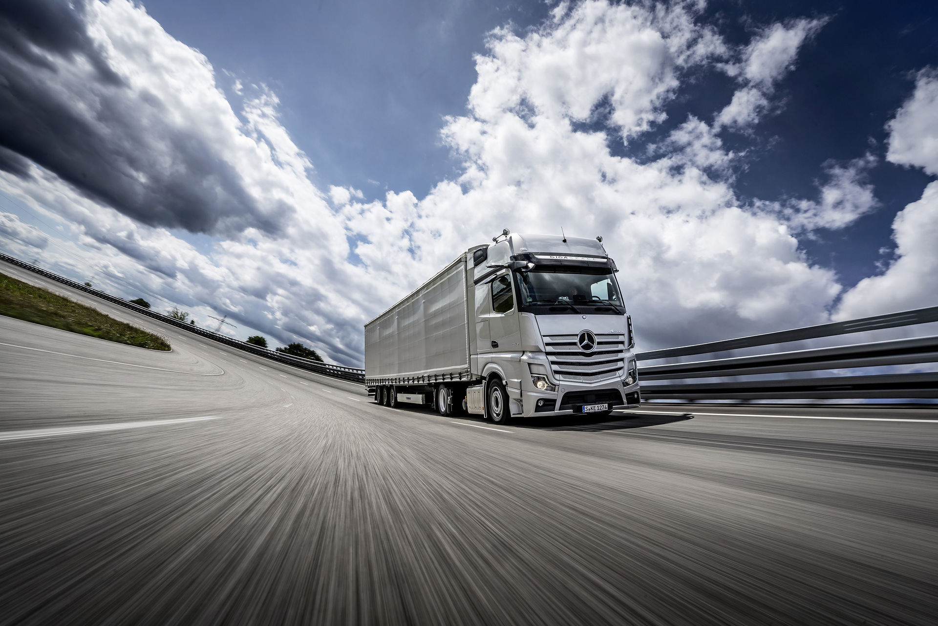 Die Nutzfahrzeug-Fachjournalisten aus 24 europäischen Ländern wählten den Mercedes-Benz Actros zum fünften Mal zum besten Lkw des Jahres. Der neue Actros – Truck of the Year 2020