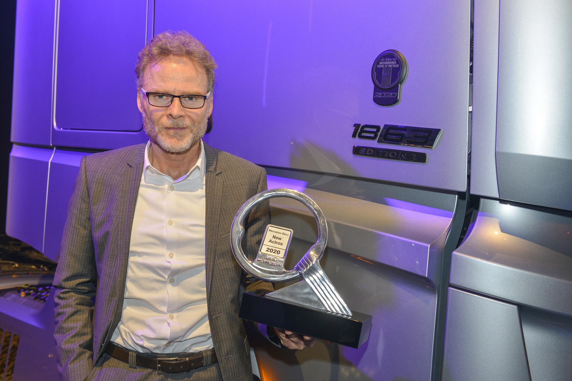 Der neue Actros ist Truck of the Year 2020. Prof. Dr. Uwe Baake, Leiter Entwicklung Mercedes-Benz Lkw, nahm während der Pressetage der Internationalen Nutzfahrzeug-Messe für Road & Urban Transport Solutions (Solutrans) in Lyon den renommierten Preis entgegen. Der neue Actros – Truck of the Year 2020