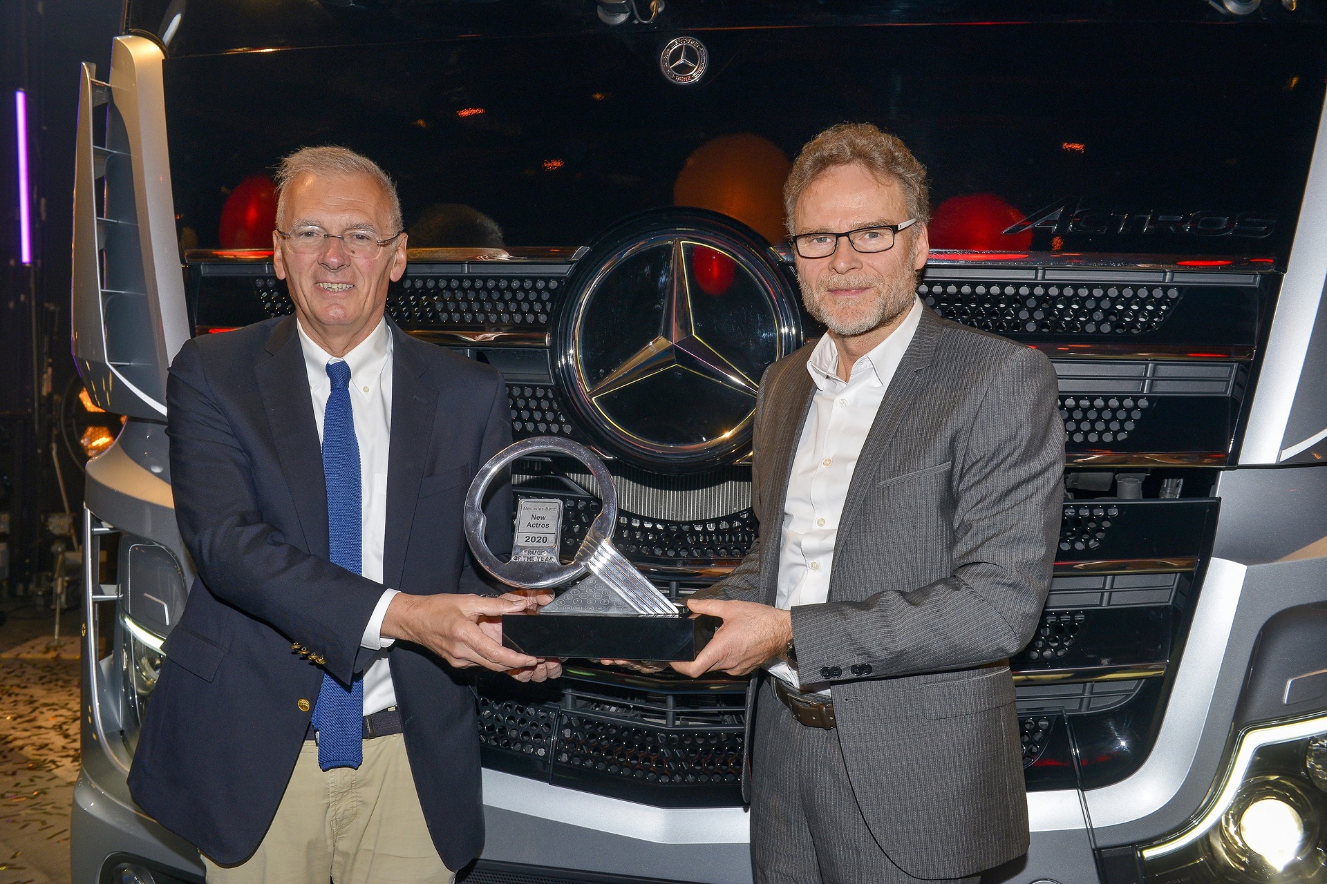 Der neue Actros ist Truck of the Year 2020. Prof. Dr. Uwe Baake (rechts), Leiter Entwicklung Mercedes-Benz Lkw, nahm während der Pressetage der Internationalen Nutzfahrzeug-Messe für Road & Urban Transport Solutions (Solutrans) in Lyon den renommierten Preis vom Vorsitzenden der Internationalen Jury, Gianenrico Griffini, entgegen. Der neue Actros – Truck of the Year 2020