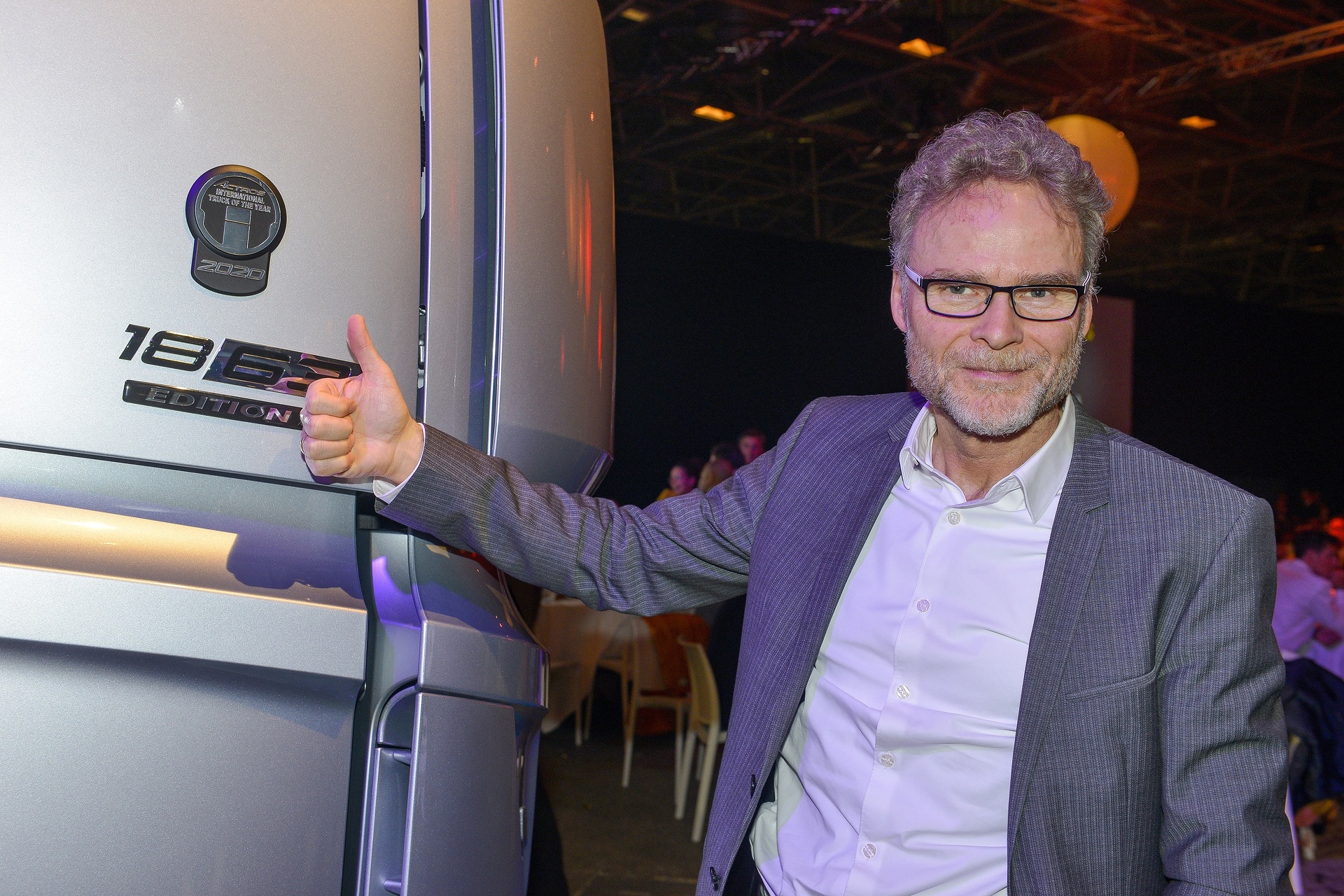Der neue Actros ist Truck of the Year 2020. Prof. Dr. Uwe Baake, Leiter Entwicklung Mercedes-Benz Lkw, nahm während der Pressetage der Internationalen Nutzfahrzeug-Messe für Road & Urban Transport Solutions (Solutrans) in Lyon den renommierten Preis entgegen. Der neue Actros – Truck of the Year 2020