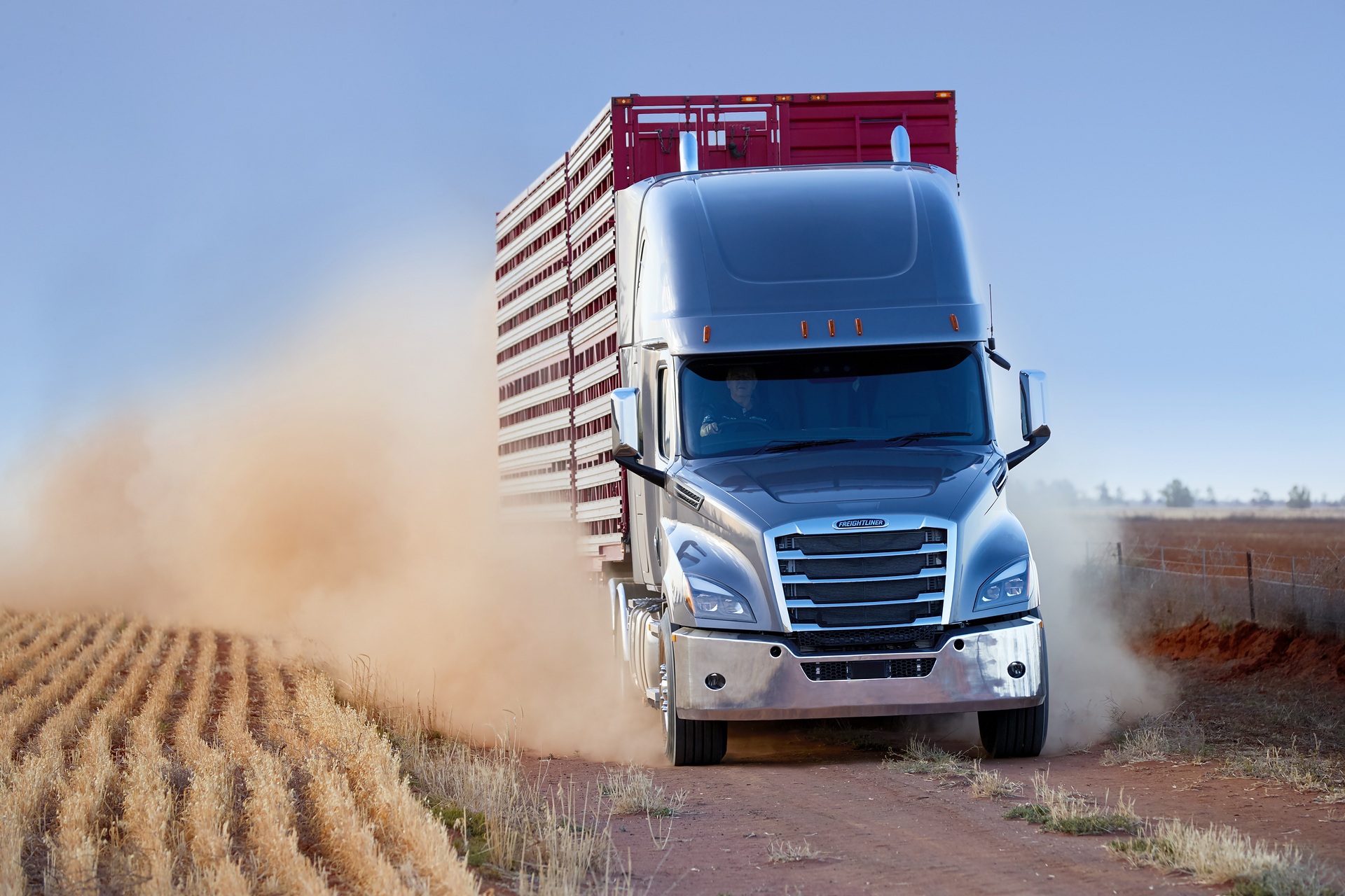 Daimler Truck AG is bringing its most successful truck from the North American market to down-under. For the first time ever, customers in Australia and New Zealand will soon be able to drive the new Freightliner Cascadia (Class 8, > 15 t perm. GVW) in their own markets. American truck for down-under: Daimler is bringing the new Freightliner Cascadia to Australia & New Zealand