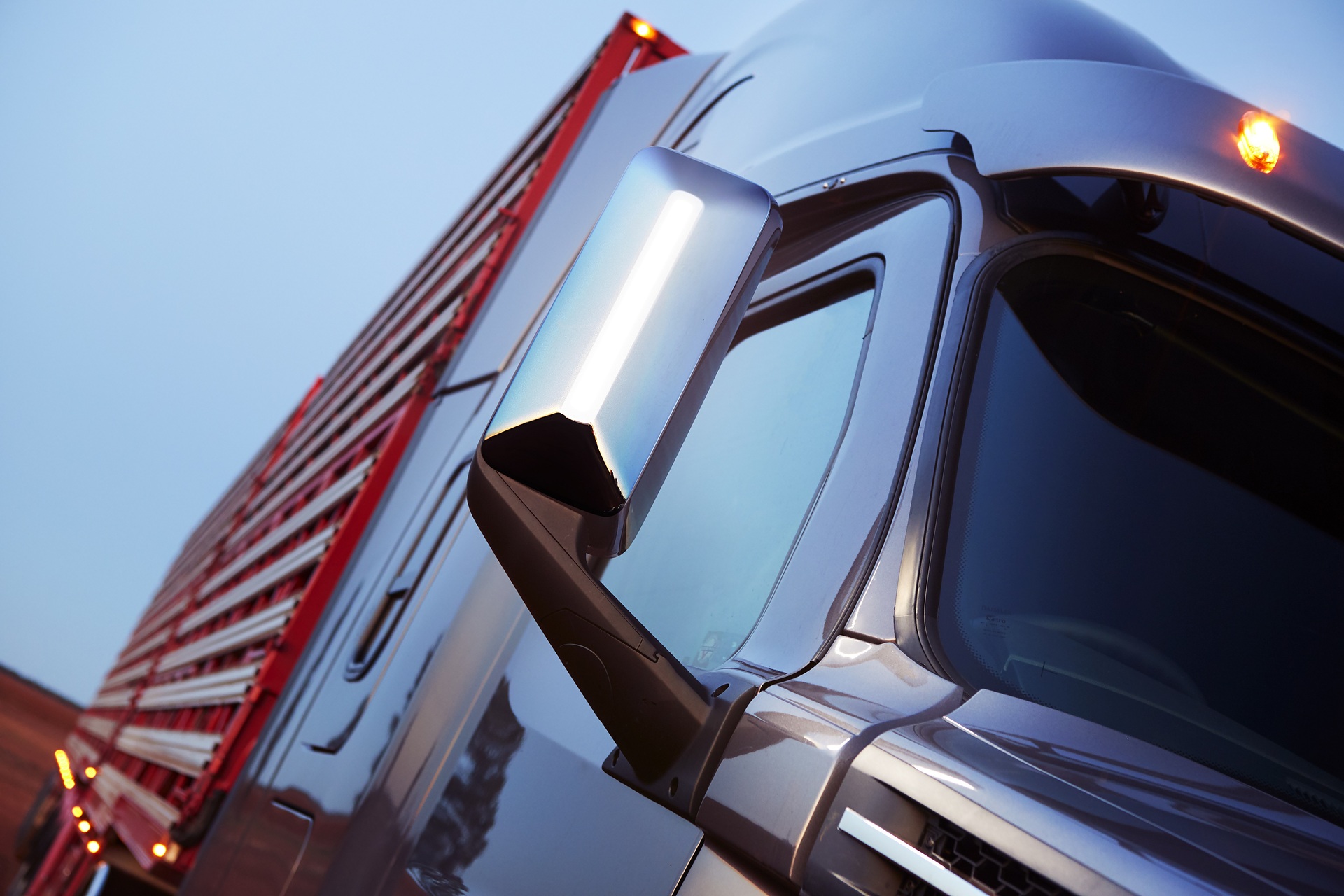 Daimler Truck AG is bringing its most successful truck from the North American market to down-under. For the first time ever, customers in Australia and New Zealand will soon be able to drive the new Freightliner Cascadia (Class 8, > 15 t perm. GVW) in their own markets. American truck for down-under: Daimler is bringing the new Freightliner Cascadia to Australia & New Zealand