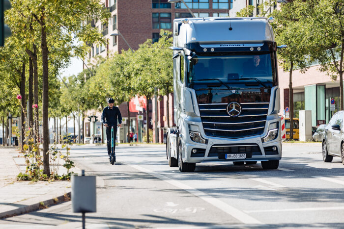 E-Roller auf dem Radar mit dem Mercedes-Benz Abbiege-Assistent