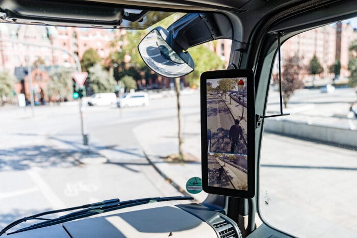 E-Roller auf dem Radar mit dem Mercedes-Benz Abbiege-Assistent