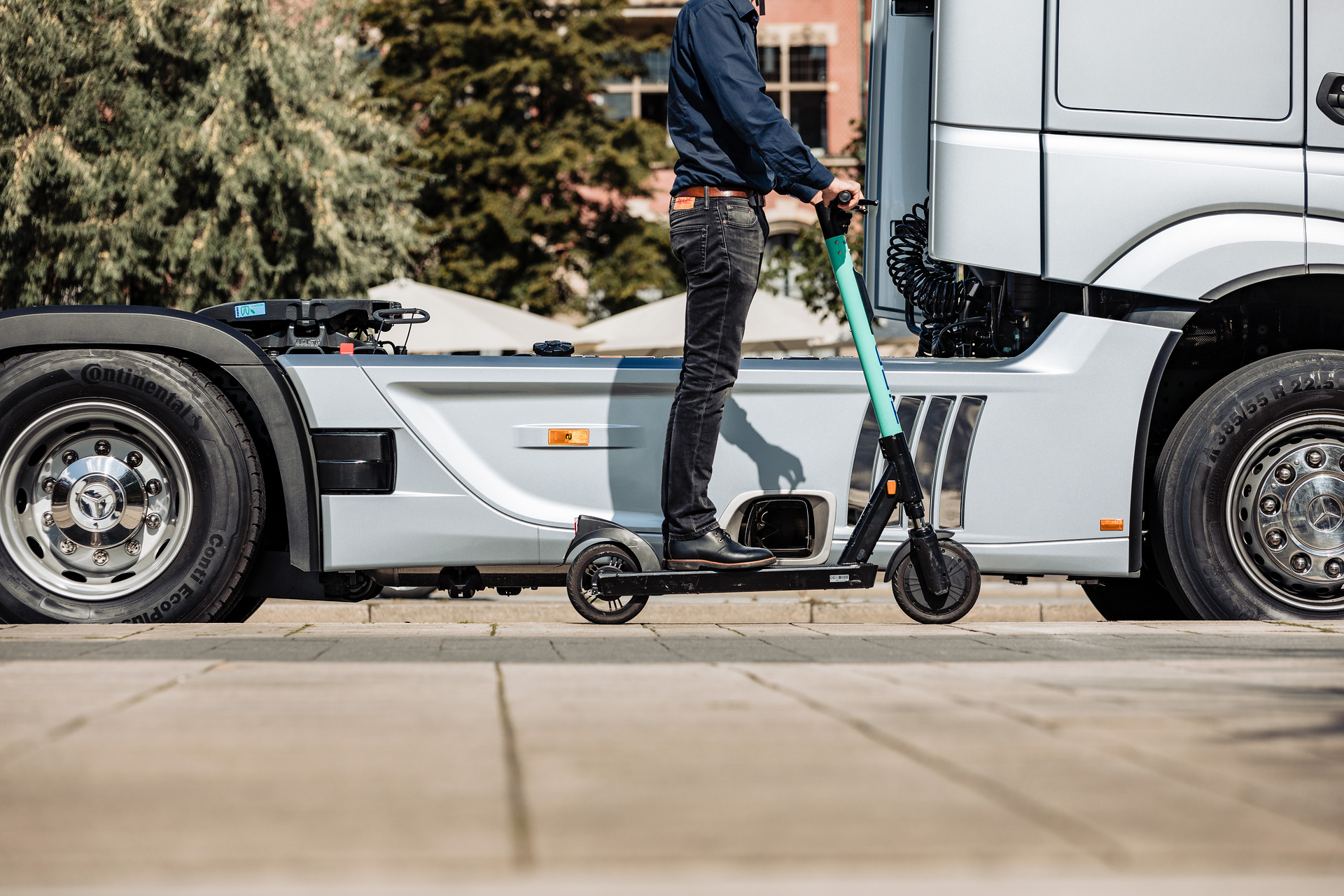 E-Roller auf dem Radar mit dem Mercedes-Benz Abbiege-Assistent