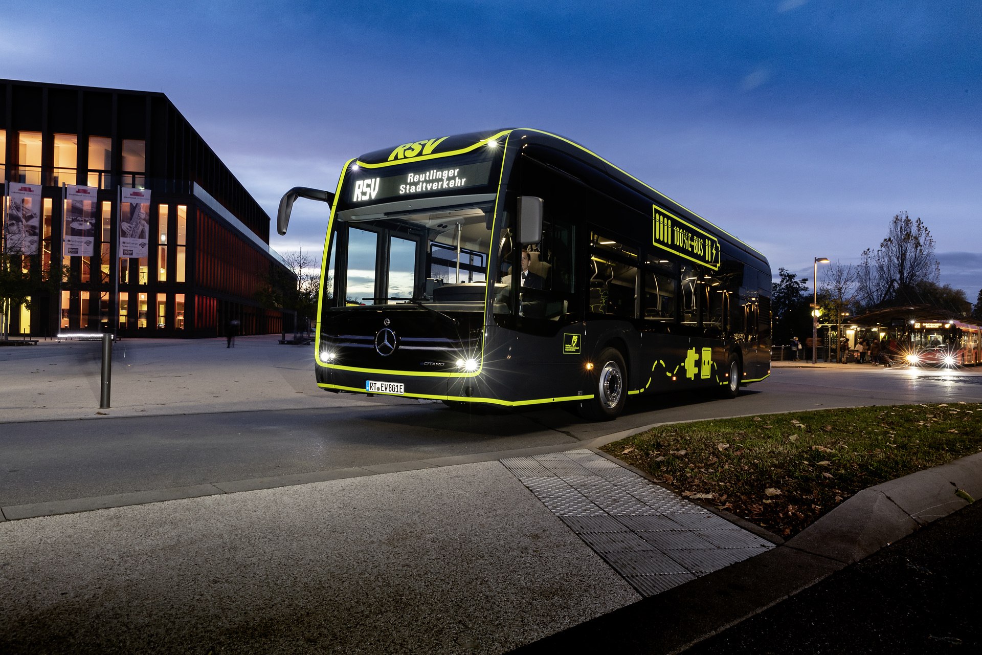 Zentraler Omnibusbahnhof in Reutlingen: Ab Dezember 2019 zählt der eCitaro zum neuen Stadtbild. Elektrobusse von Mercedes-Benz für Reutlinger E-Linie