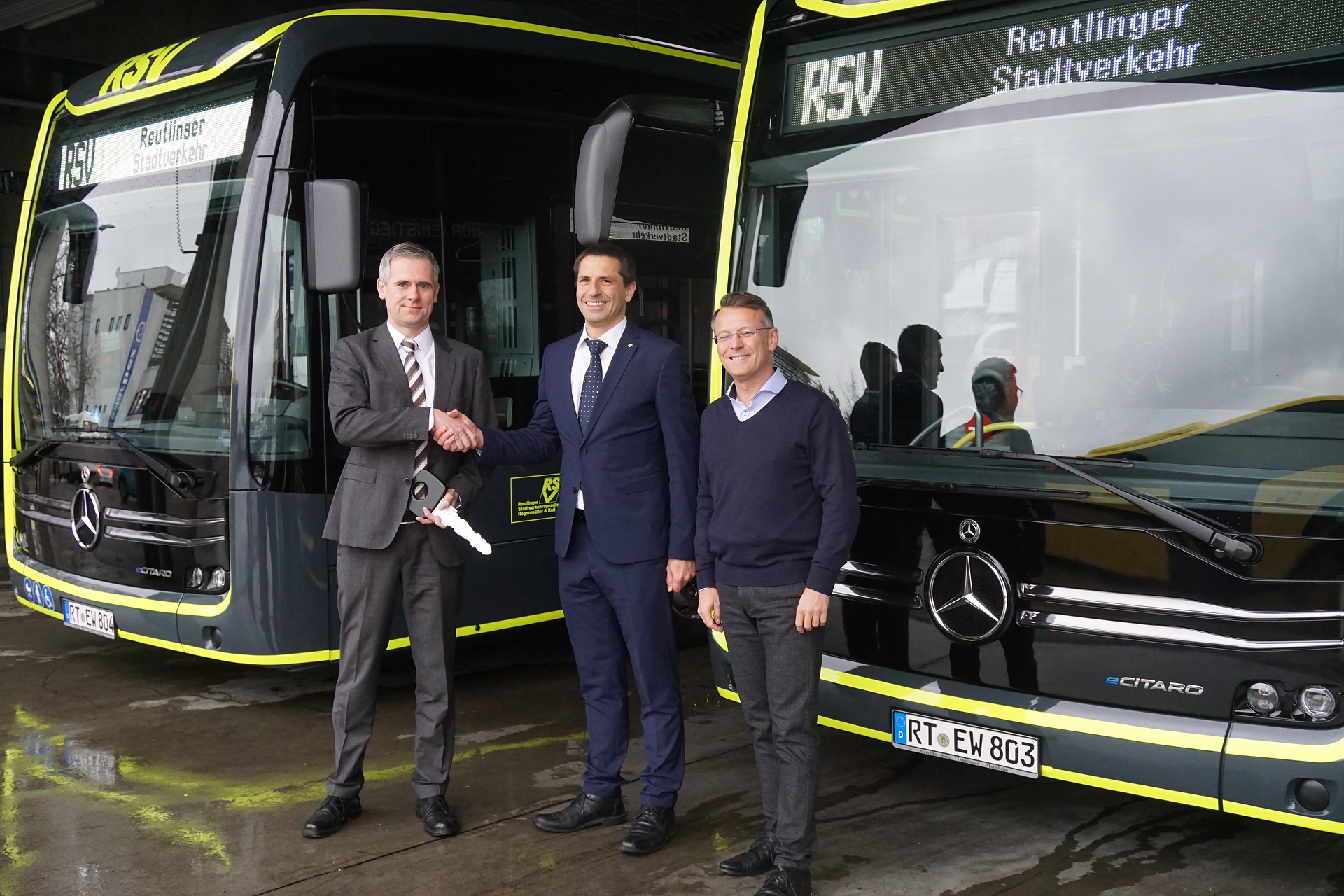 Symbolische eCitaro Schlüsselübergabe in Reutlingen. Von links: Dr. Jens Heinemann, Leiter Privatkunden Daimler Buses Deutschland, Mark Hogenmüller, Geschäftsführer Reutlinger Stadtverkehrsgesellschaft mbH, und Hermann Fröhlich, Leiter Vertriebsregion Südwest Daimler Buses. Symbolische eCitaro Schlüsselübergabe in Reutlingen