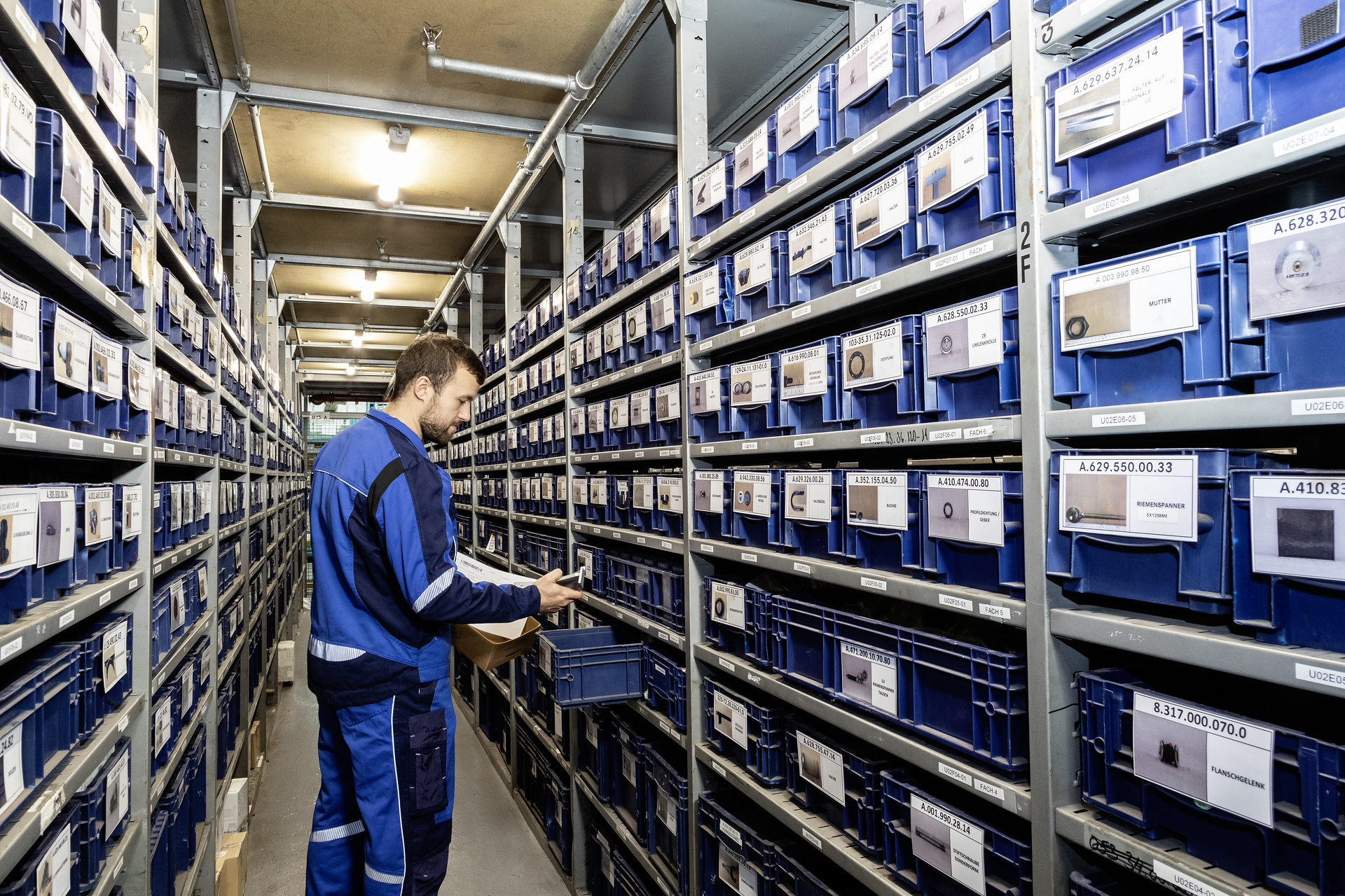 OMNIplus, workshop, small-parts warehouse Daimler Buses' Omniplus offers the very best from the world of analogue and digital services