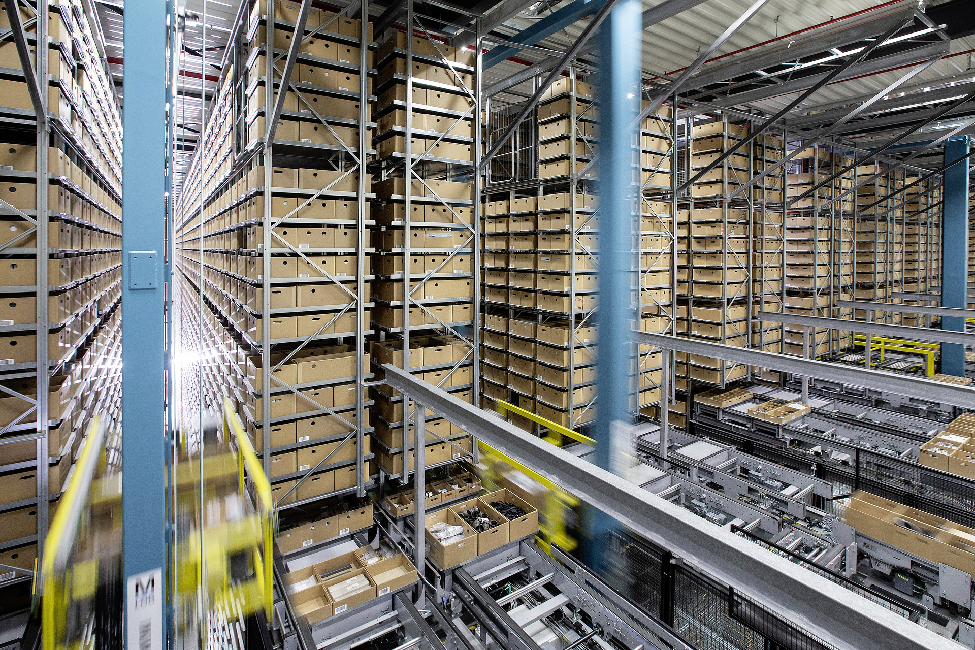 OMNIplus, spare part logistics center Daimler Buses' Omniplus offers the very best from the world of analogue and digital services