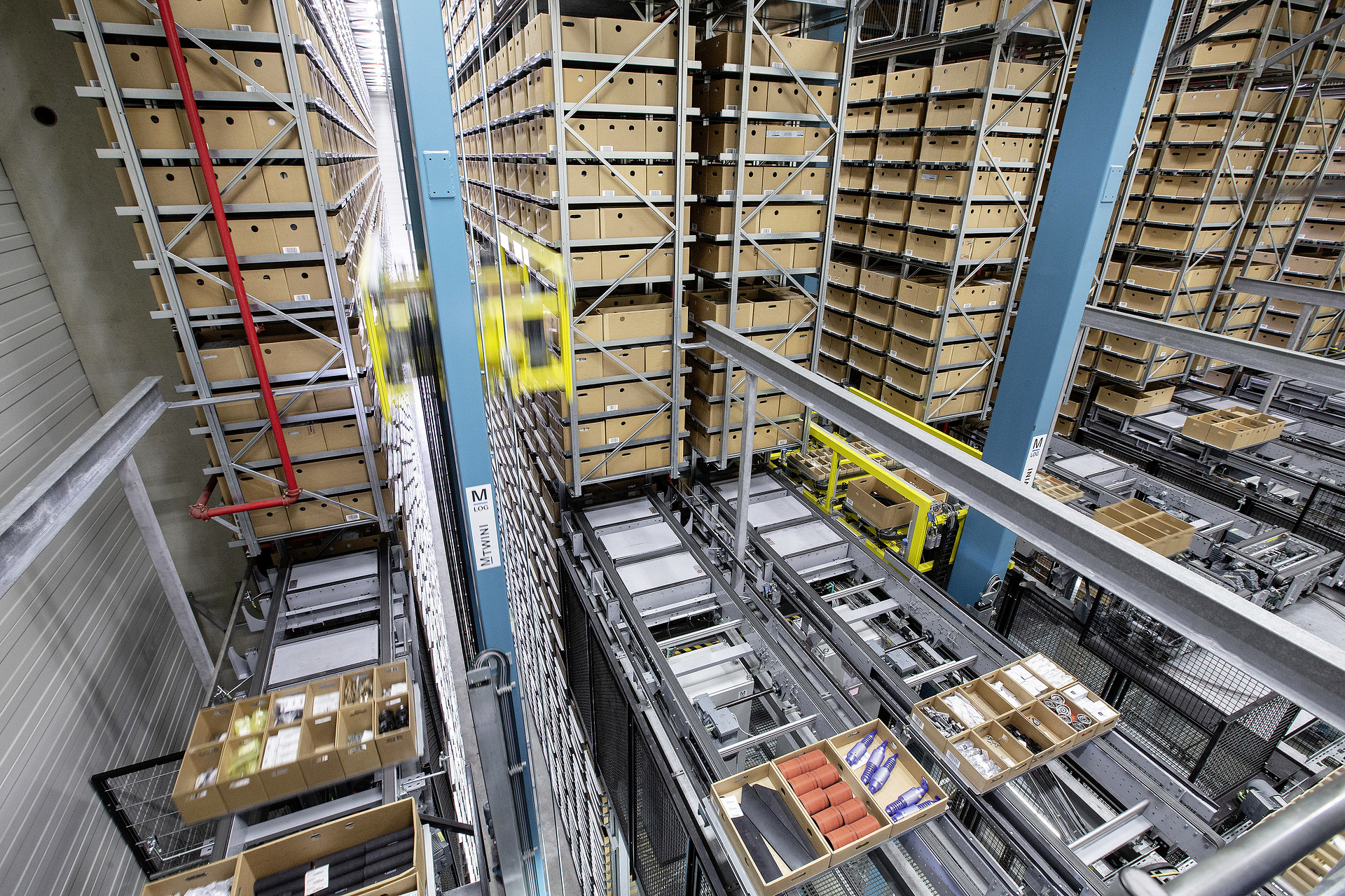 OMNIplus, spare part logistics center Daimler Buses' Omniplus offers the very best from the world of analogue and digital services