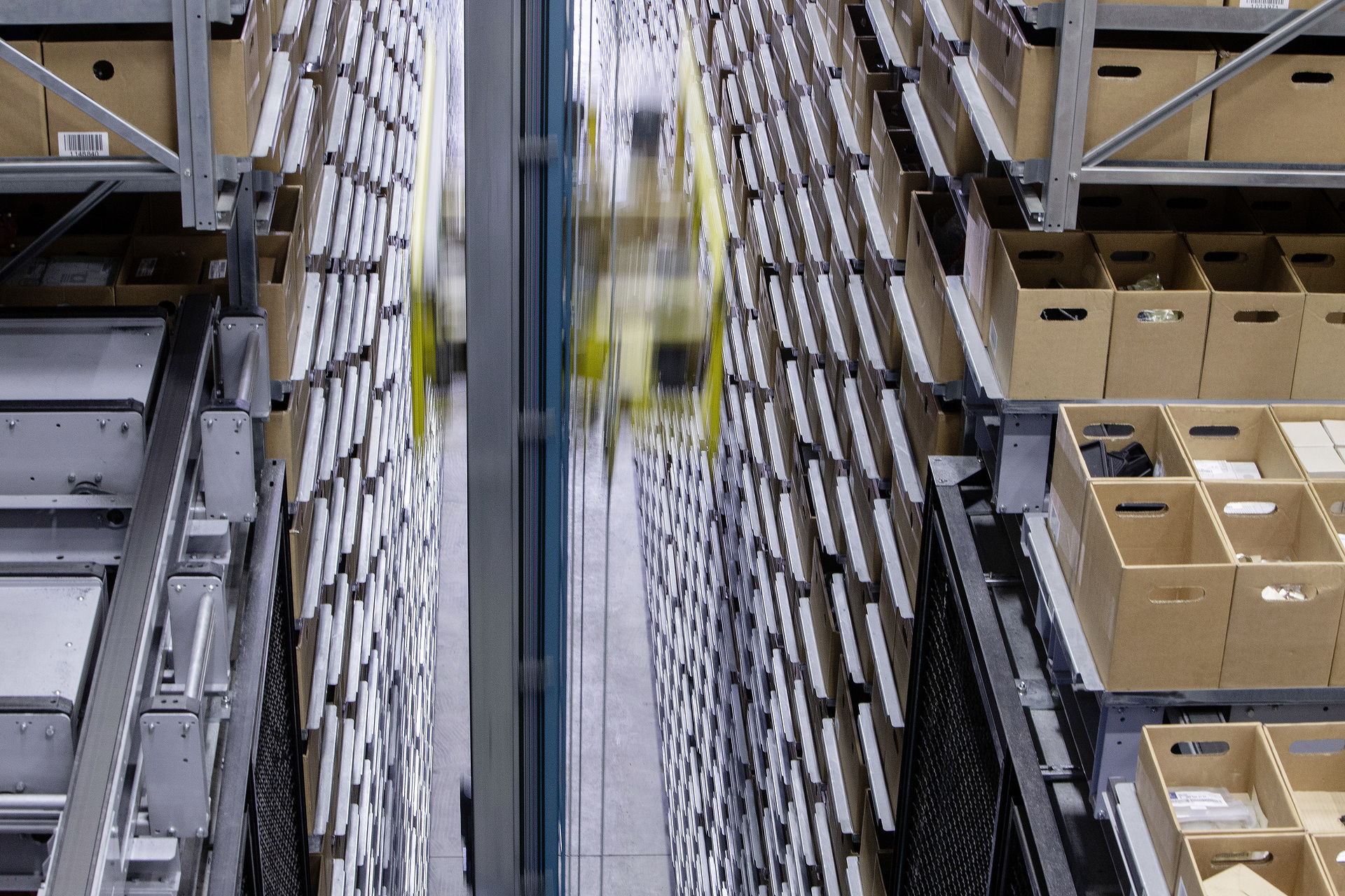 OMNIplus, spare part logistics center Daimler Buses' Omniplus offers the very best from the world of analogue and digital services