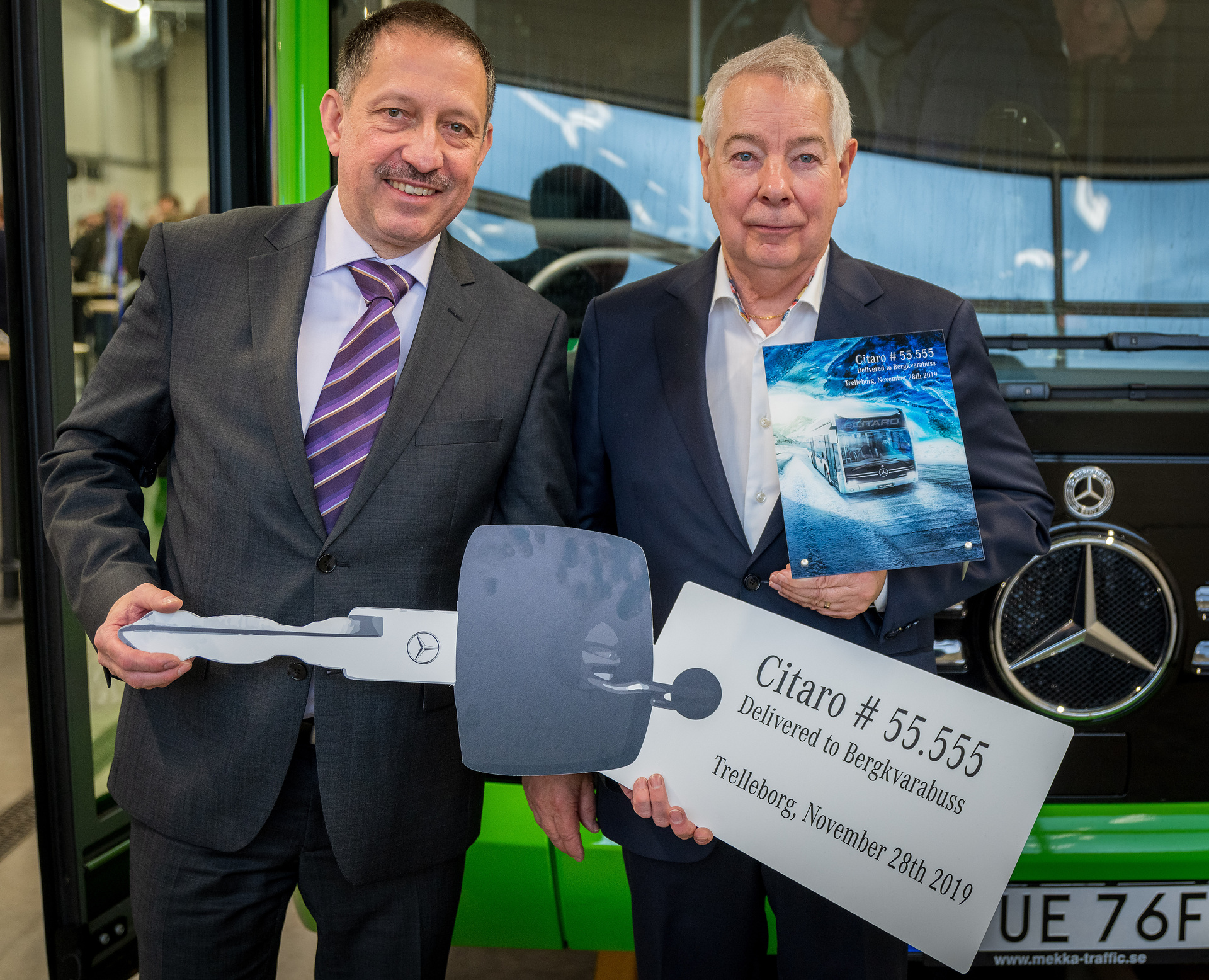 Mercedes-Benz liefert den 55.555sten Mercedes-Benz Citaro aus: Das Jubiläumsmodell, ein vollelektrisch angetriebener und lokal emissionsfreier eCitaro, fährt künftig für das schwedische Unternehmen Bergkvarabuss AB in der Hafenstadt Trelleborg. Vlnr: Roman Biondi, Leiter Vertrieb Daimler Buses, und Göran Mellström, Vorstandsvorsitzender von Bergkvarabuss AB. eCitaro