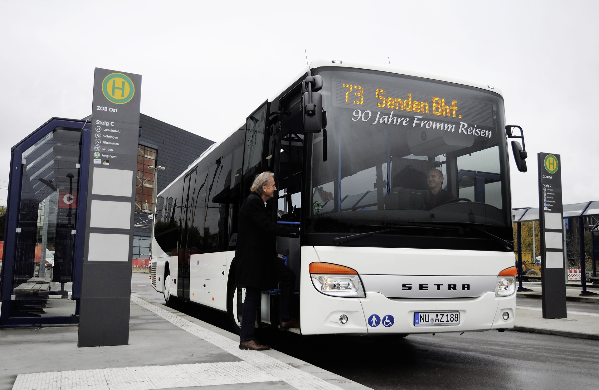 Die Fromm Reisen OHG übernahm zu ihrem 90. Firmenjubiläum fünf neue Setra Linienbusse. Die vier Low Entry Fahrzeuge des Typs S 415 LE business und der S 419 UL der MultiClass fahren fortan in den Landkreisen Neu-Ulm, Biberach und im Alb-Donau Kreis auf öffentlichen Nahverkehrsstrecken. Fünf Setra Busse krönen Firmenjubiläum