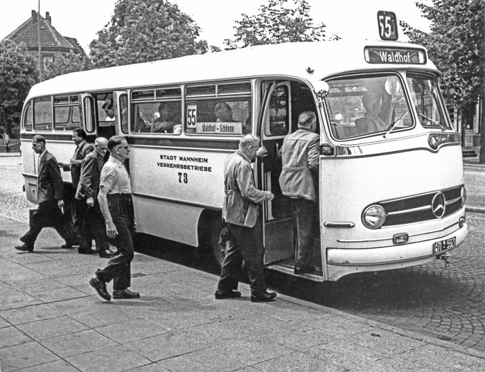 Resounding success: Mercedes-Benz O 321 H/HL bus (1954 to 1964)