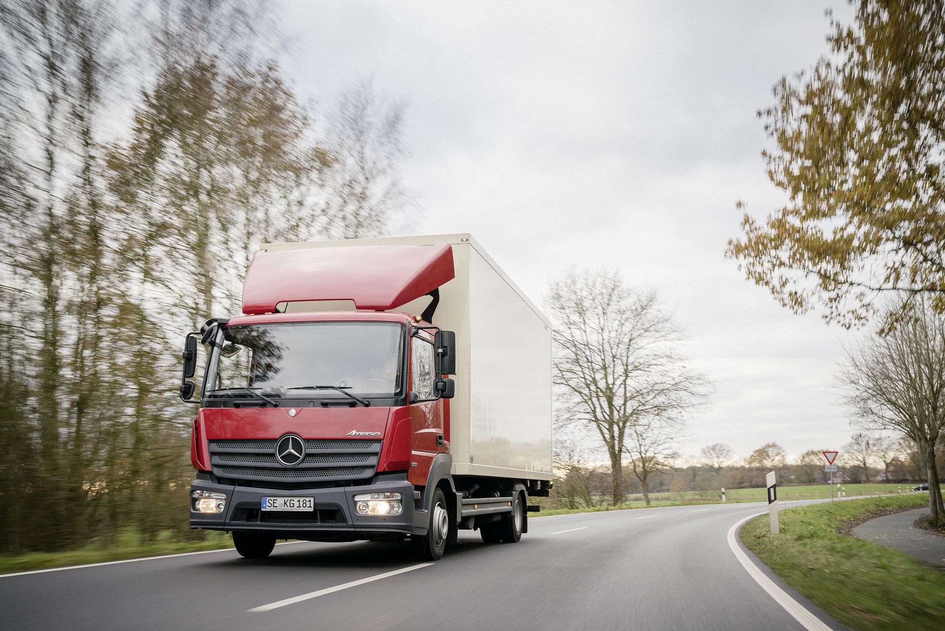 Mercedes-Benz Atego bringt Weihnachtssterne Advent, Advent… Mercedes-Benz Atego bringt Weihnachtssterne