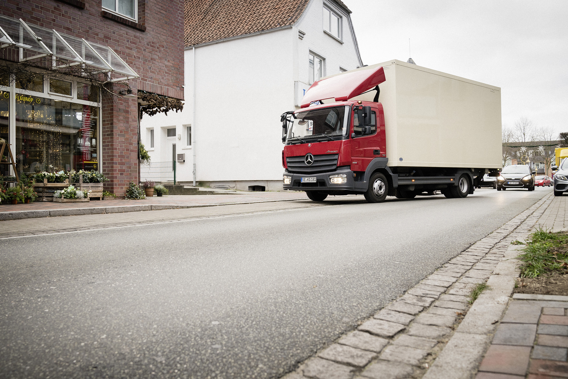 Mercedes-Benz Atego bringt Weihnachtssterne Advent, Advent… Mercedes-Benz Atego bringt Weihnachtssterne
