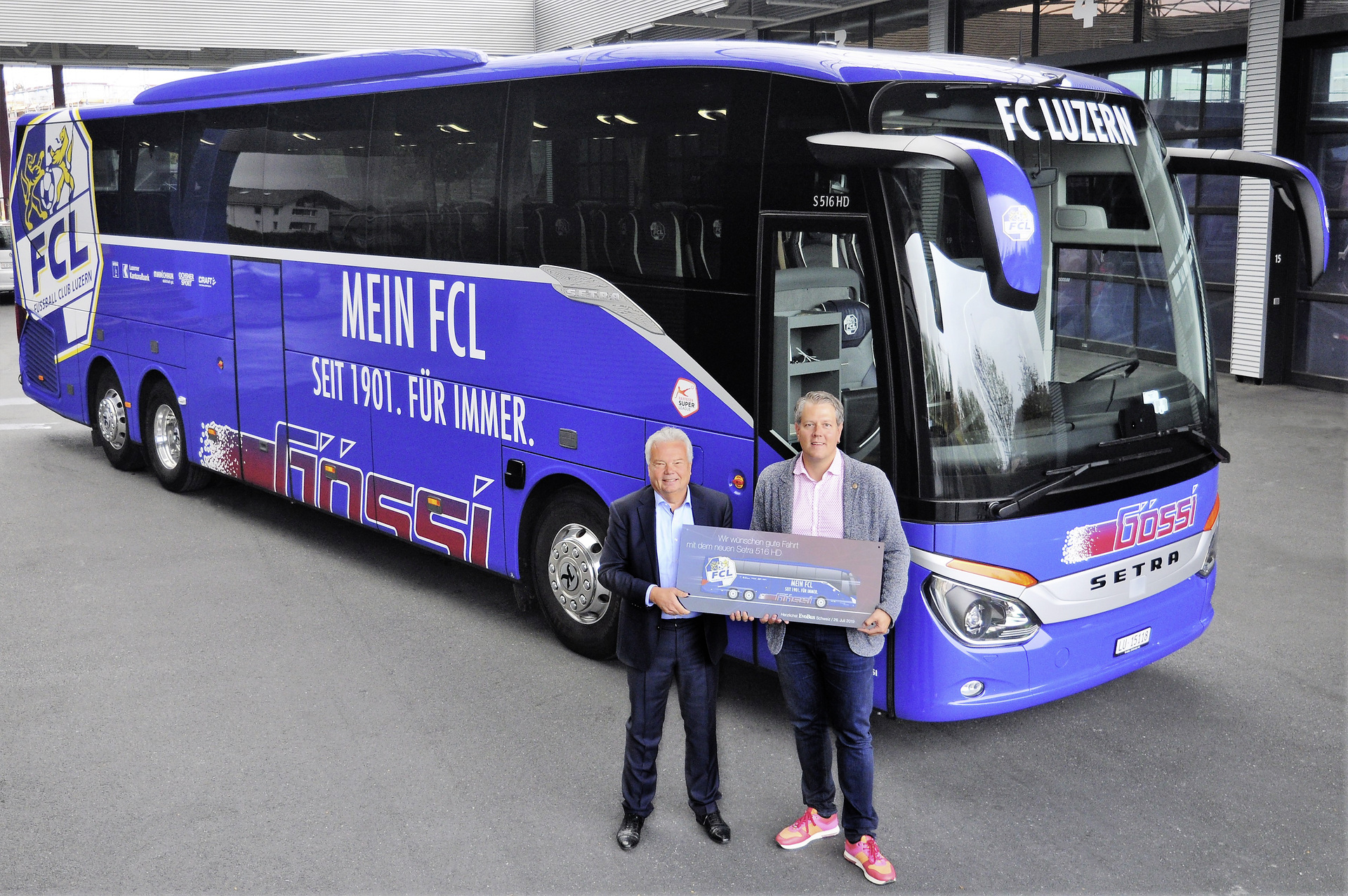 Der S 516 HD ist der erste Setra Teambus des FC Luzern. Dietmar Widera, Leiter Verkauf Reisebusse EvoBus Schweiz (links), übergibt den Bus an Marco Gössi, Inhaber Gössi Carreisen. Reisen in der Komfortzone