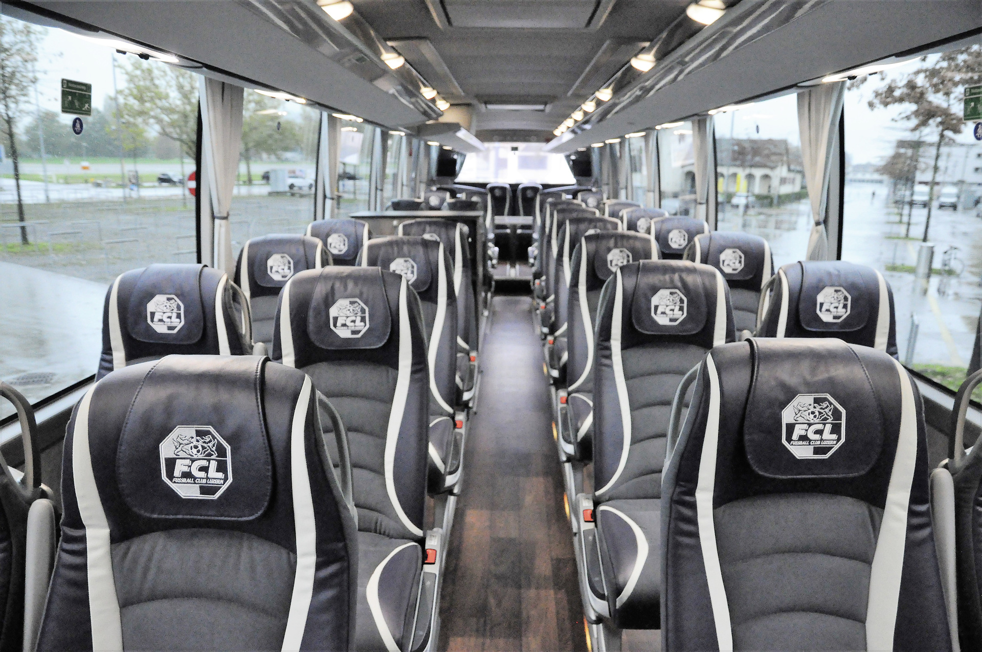 Der Teambus des Fußball-Erstligisten ist mit 40 Leder-Alcantara-Sitzen ausgestattet. Reisen in der Komfortzone