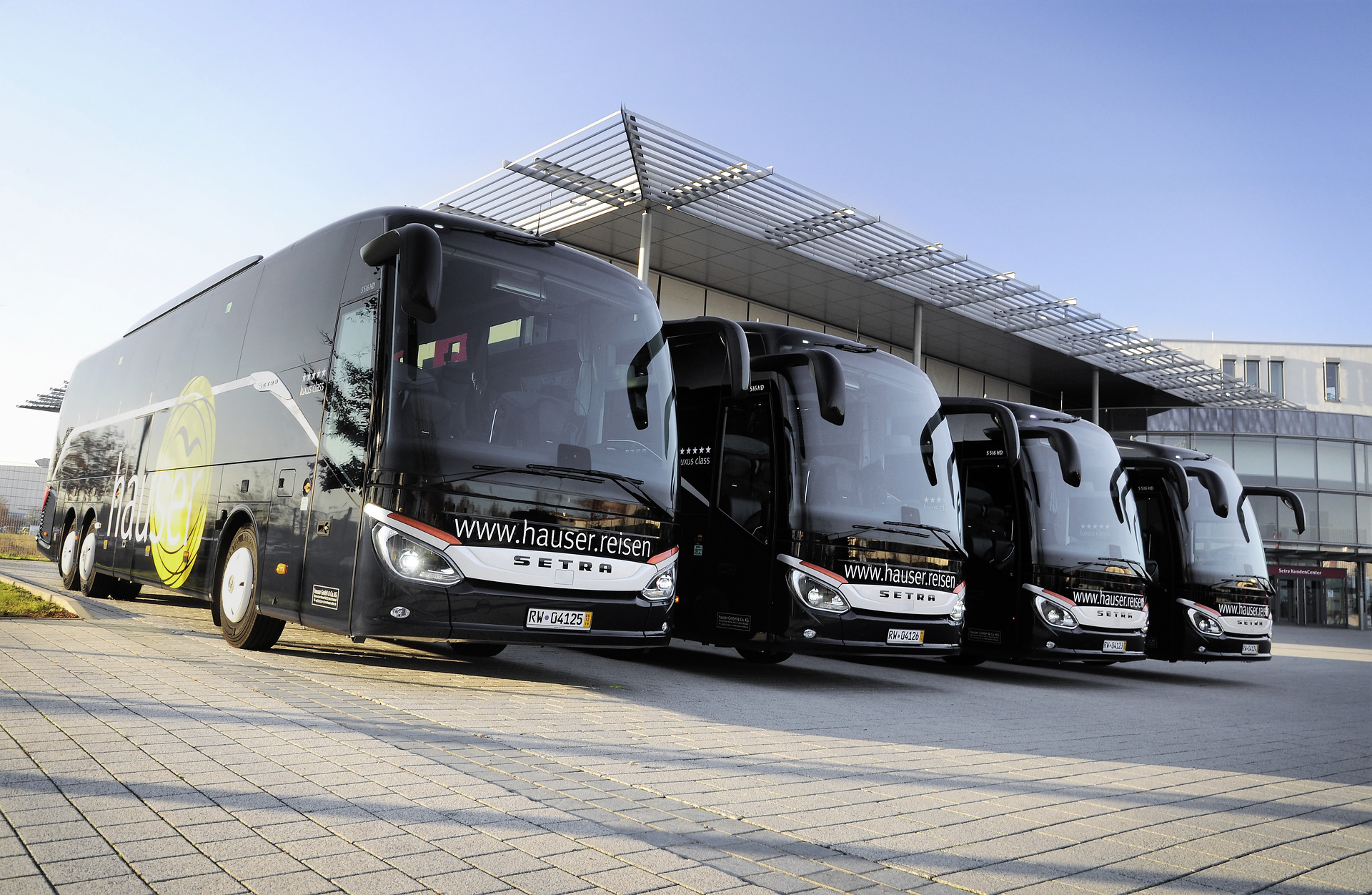 Vier von fünf S 516 HD, mit denen das schwäbische Busunternehmen Hauser die komplette Umstellung auf einen reinen Setra Fuhrpark vorantreibt. Reisen in der Komfortzone