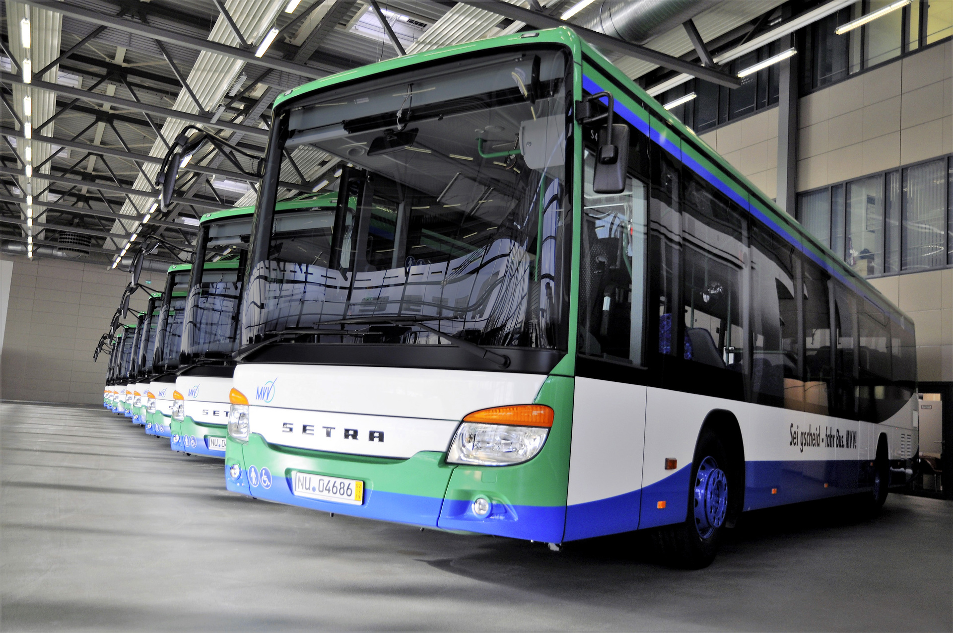 Neun neue S 415 LE business für die Martin Geldhauser Linien- und Reiseverkehrs GmbH & Co. KG. Das Familienunternehmen aus dem oberbayerischen Hofolding setzt die S 415 LE business nach dem Gewinn eines neuen Linienbündels im Süden Münchens ein. Neue Setra Flotten für Rheinland-Pfalz und Bayern