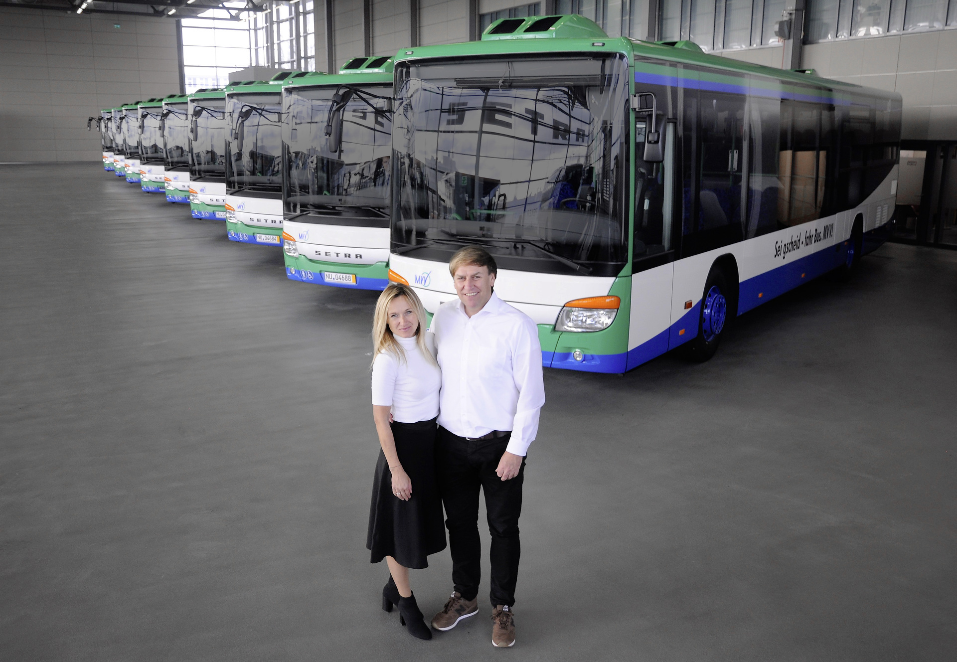 Geschäftsführer Martin Geldhauser holt seine neuen Fahrzeuge gemeinsam mit seiner Frau Christa im Neu-Ulmer Kundencenter ab. Neue Setra Flotten für Rheinland-Pfalz und Bayern