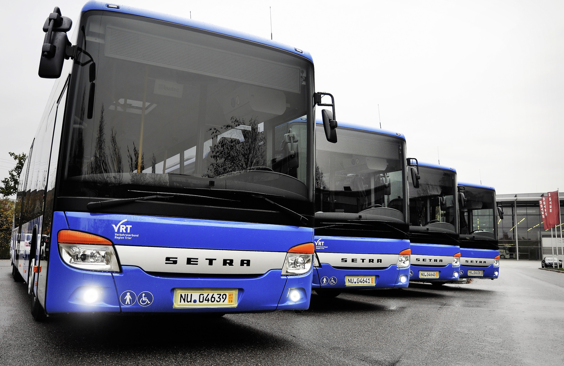 Vier von 22 Fahrzeugen, die die Tempus Mobil GmbH seit Mitte Dezember in der Südeifel einsetzt. Neue Setra Flotten für Rheinland-Pfalz und Bayern