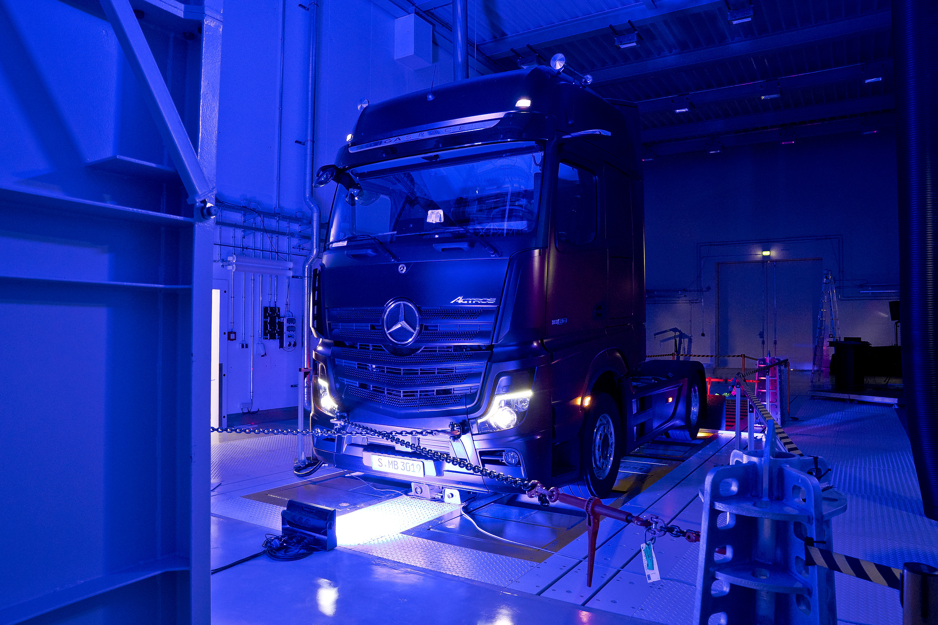 Opening ceremony for one of the most modern road-to-rig truck test stands in Europe: Mercedes-Benz Trucks recently started testing trucks at the Wörth plant comprehensively, sustainably and in real-time. In a 24/7 operation, drivetrains for traditional drive system variants, gas engines, hybrid drive systems, battery-electric and fuel-cell drive systems can be simulated in realistic driving conditions on the test stand and developed to production standard. Deeply rooted in the Palatinate region, well-positioned for the future: Mercedes-Benz invests around 70 million Euro in the development of present-day and future trucks