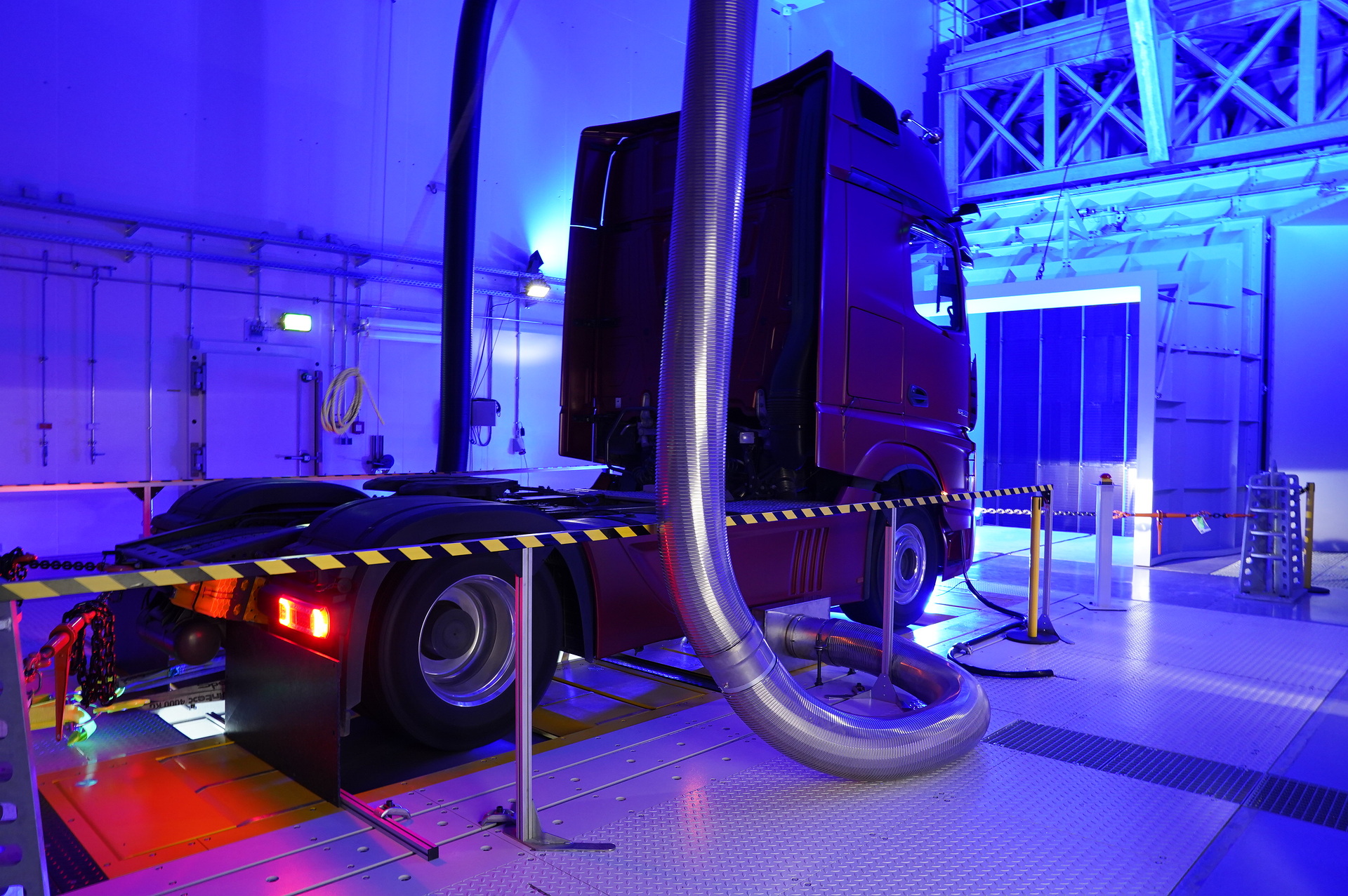 Opening ceremony for one of the most modern road-to-rig truck test stands in Europe: Mercedes-Benz Trucks recently started testing trucks at the Wörth plant comprehensively, sustainably and in real-time. In a 24/7 operation, drivetrains for traditional drive system variants, gas engines, hybrid drive systems, battery-electric and fuel-cell drive systems can be simulated in realistic driving conditions on the test stand and developed to production standard. Deeply rooted in the Palatinate region, well-positioned for the future: Mercedes-Benz invests around 70 million Euro in the development of present-day and future trucks
