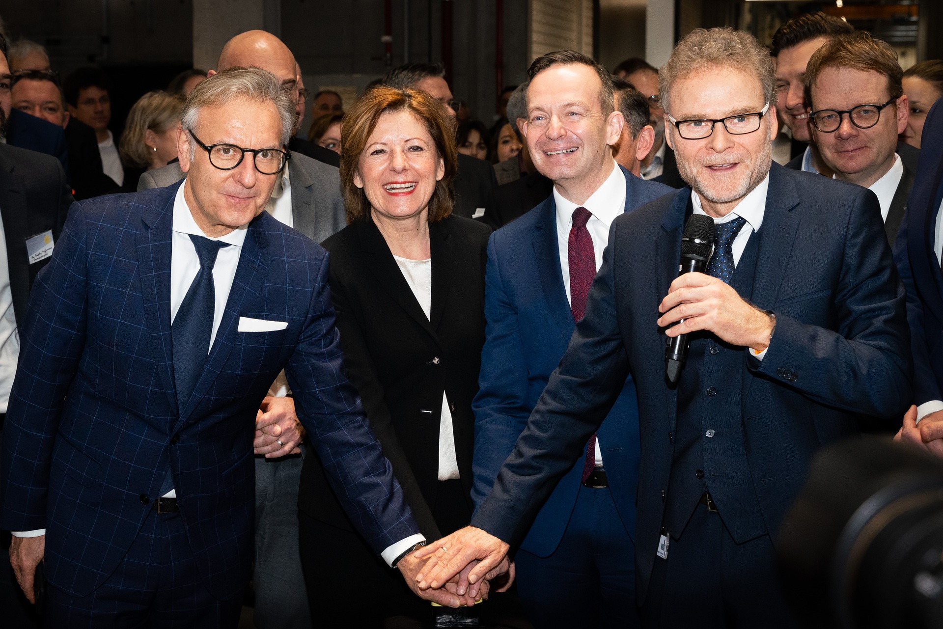 Mercedes-Benz invests around 70 million Euro in the development of present-day and future trucks. In January 2020, the extended Development and Testing Centre opened with a ceremony after 18 months of construction. From left to right: Stefan Buchner, Member of the Board of Management Daimler Truck AG, responsible for the regions Europe and Latin America as well as the Mercedes-Benz truck brand, Malu Dreyer, Minister President of Rhineland-Palatinate, Dr Volker Wissing, Minister for Economic Affairs and Transport Rhineland-Palatinate, and Prof. Uwe Baake, Head of Product Engineering at Mercedes-Benz Trucks.