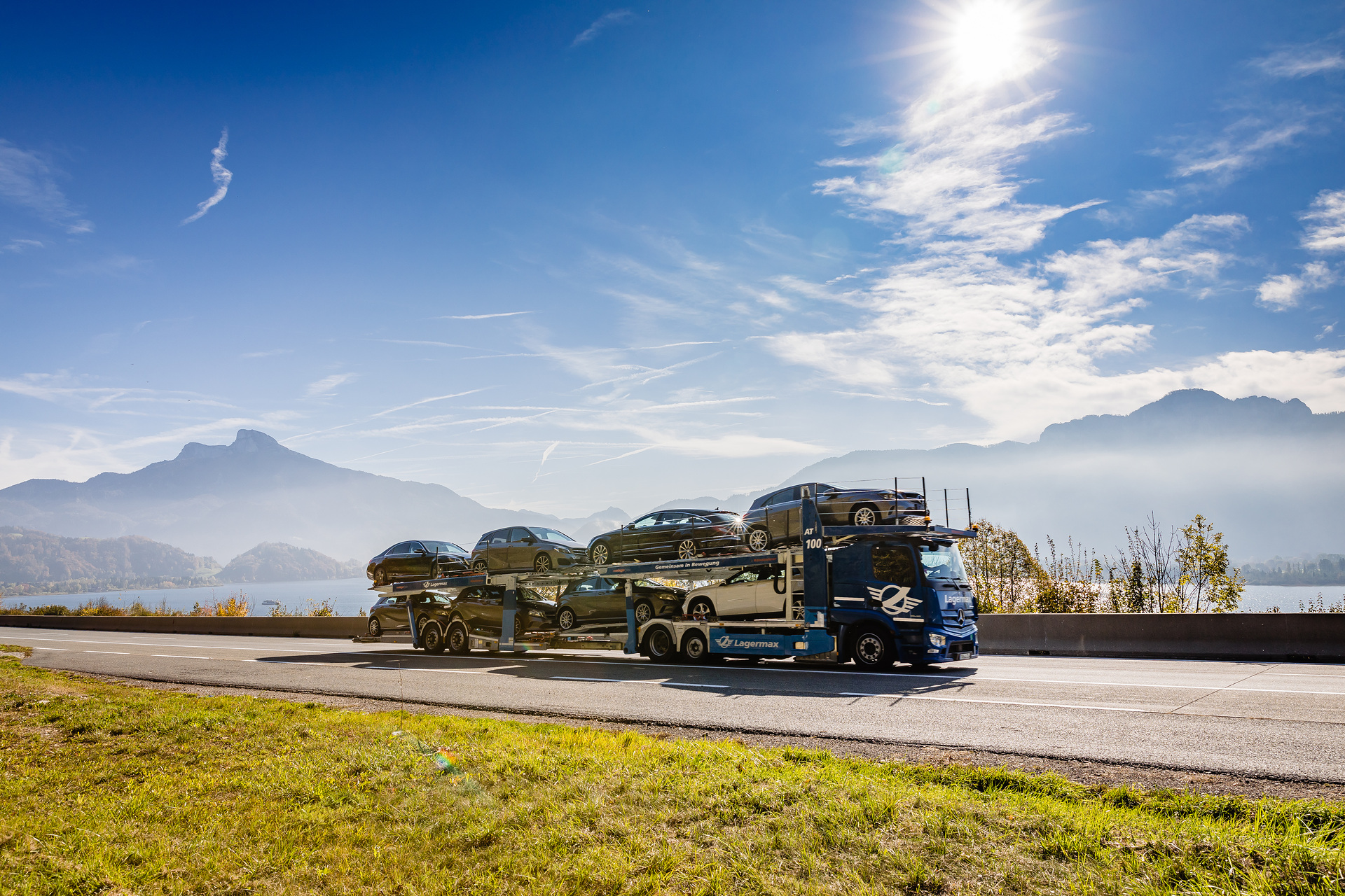 Der neue Actros ist nun erstmals als offener Autotransporter für den österreichischen Logistikdienstleister Lagermax unterwegs. Effizient unterwegs, flexibel im Aufbau: neuer Actros erstmals als offener Autotransporter