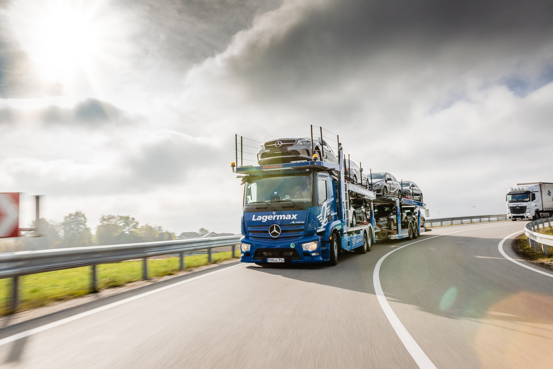 Mit dem neuen Flaggschiff von Mercedes-Benz Trucks positioniert sich das 3.600 Mitarbeiter starke Familienunternehmen Lagermax aus Salzburg als Innovationsführer in einer hart umkämpften Branche. Effizient unterwegs, flexibel im Aufbau: neuer Actros erstmals als offener Autotransporter